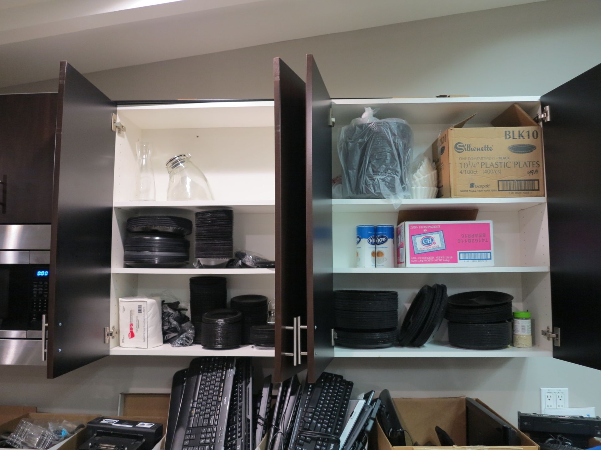 LOT - CONTENTS OF CABINETS AND DRAWERS (BREAK ROOM SUPPLIES) - Image 4 of 6