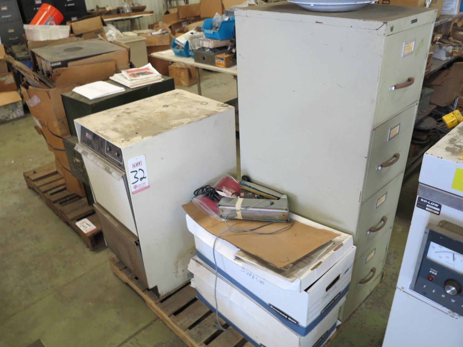 LOT - PALLET W/ (1) ICE MAKER, (1) CABINET AND (1) BAG SEALER