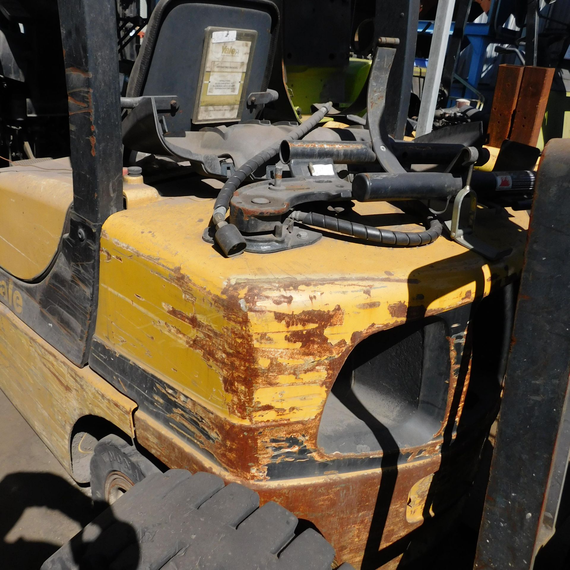 OUT OF SERVICE YALE LPG FORKLIFT, MODEL GLP060VXNVRE087, S/N B875V13491L, 3-STAGE MAST, ROTATOR ATTA - Image 4 of 5