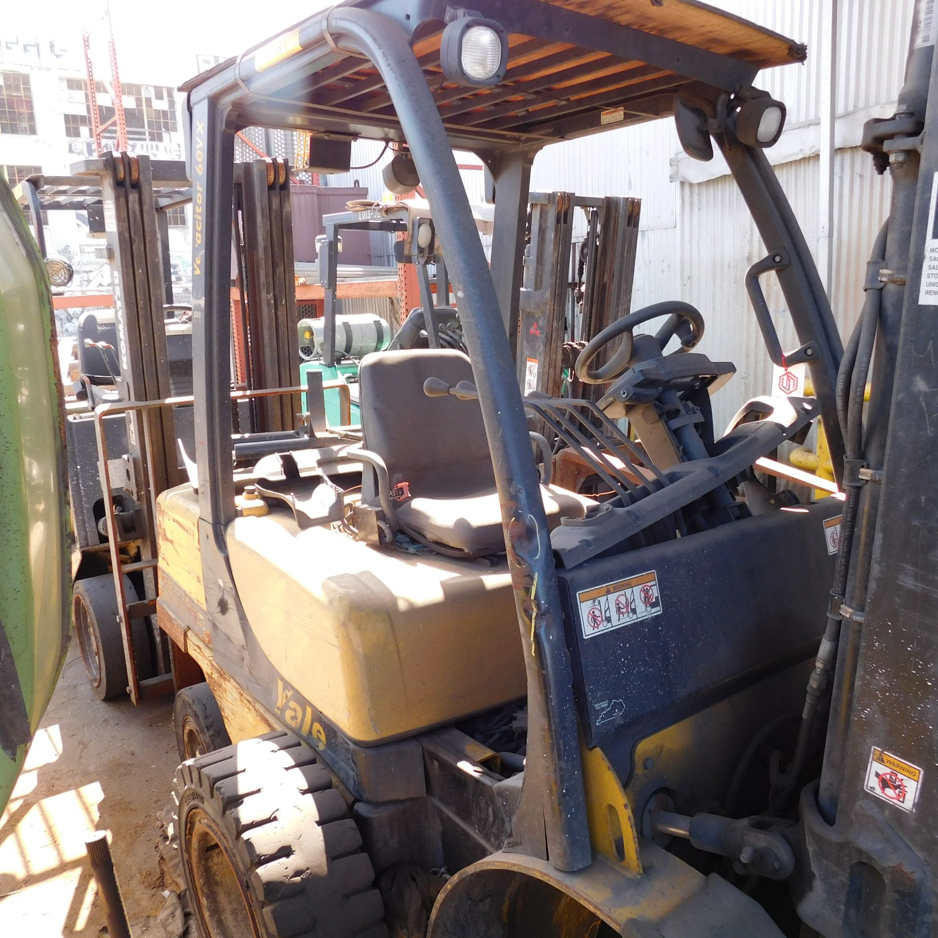 OUT OF SERVICE YALE LPG FORKLIFT, MODEL GLP060VXNVRE087, S/N B875V13491L, 3-STAGE MAST, ROTATOR ATTA - Image 2 of 5
