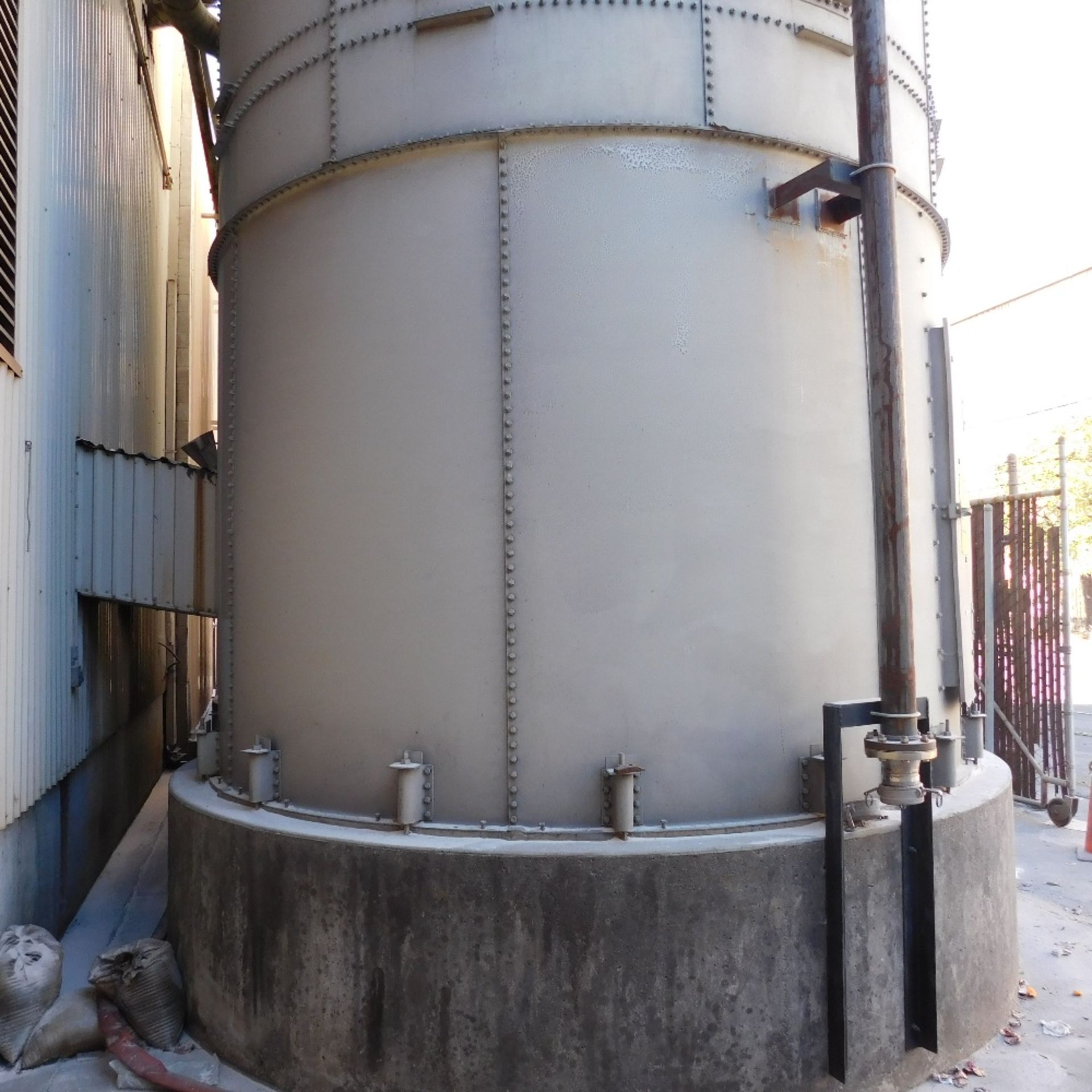 PEABODY SAND SILO BOLTED CONSTRUCTION W/ DISCHARGE BELT CONVEYOR, 116 TON CAPACITY - Image 4 of 6