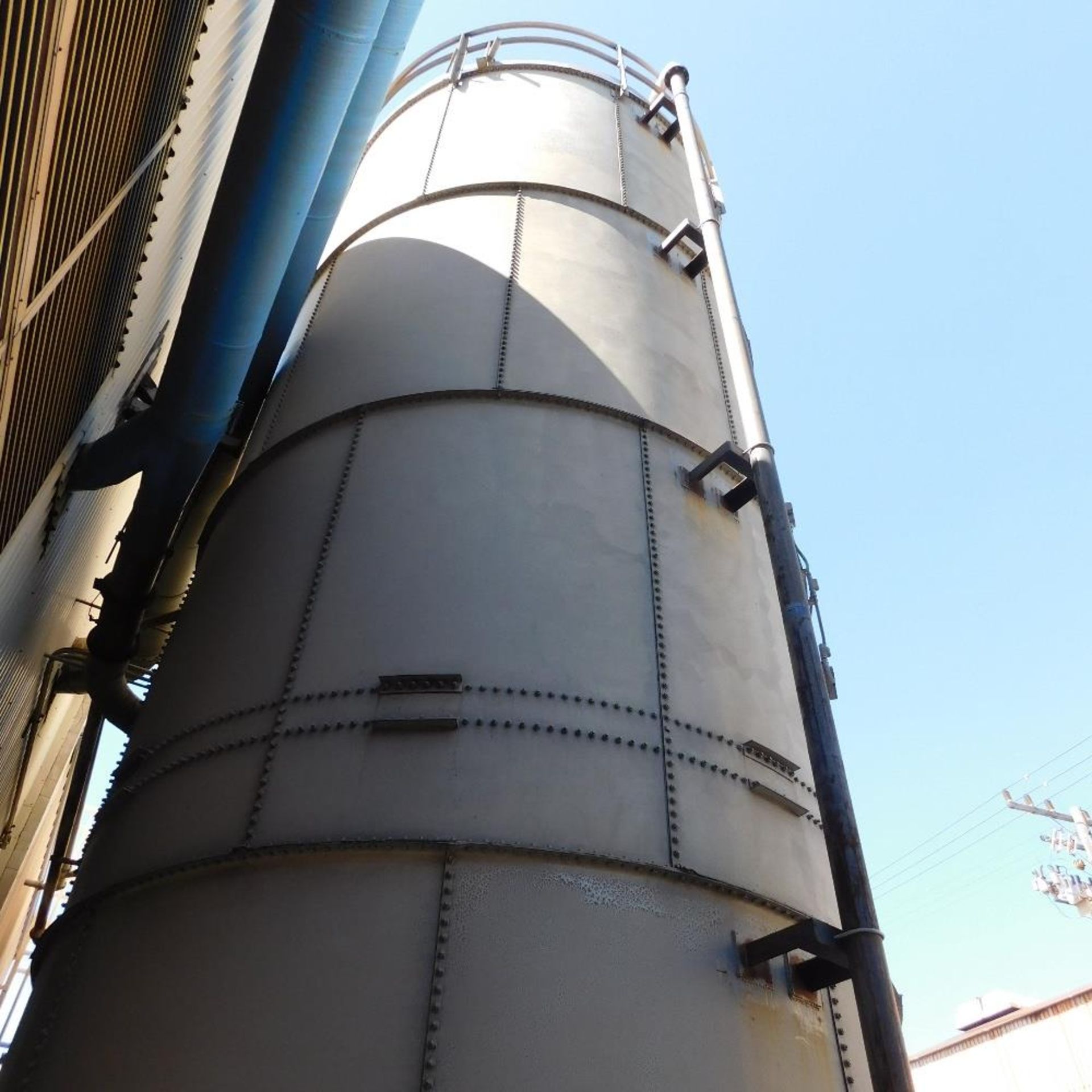 PEABODY SAND SILO BOLTED CONSTRUCTION W/ DISCHARGE BELT CONVEYOR, 116 TON CAPACITY - Image 3 of 6