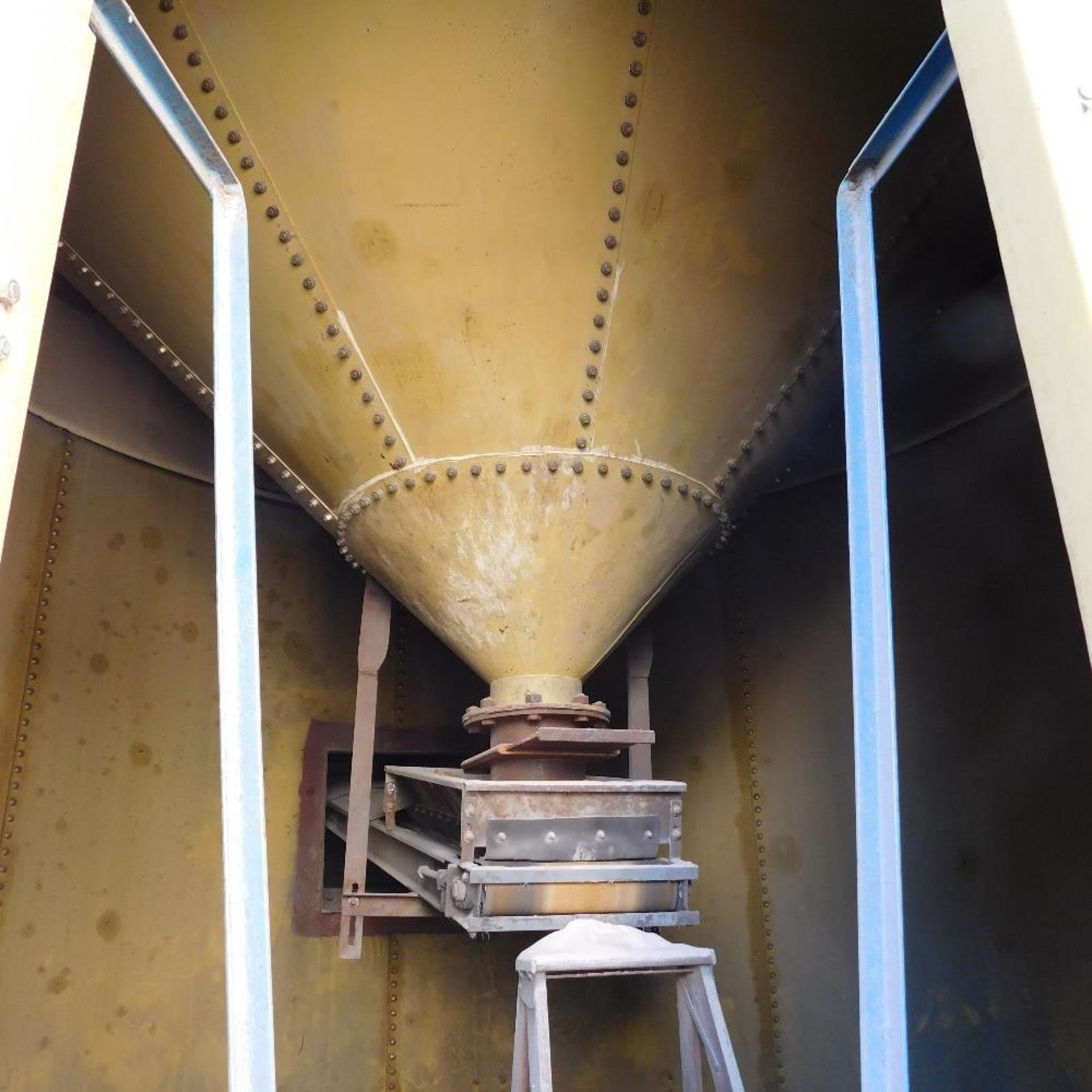 PEABODY SAND SILO BOLTED CONSTRUCTION W/ DISCHARGE BELT CONVEYOR, 116 TON CAPACITY - Image 5 of 6