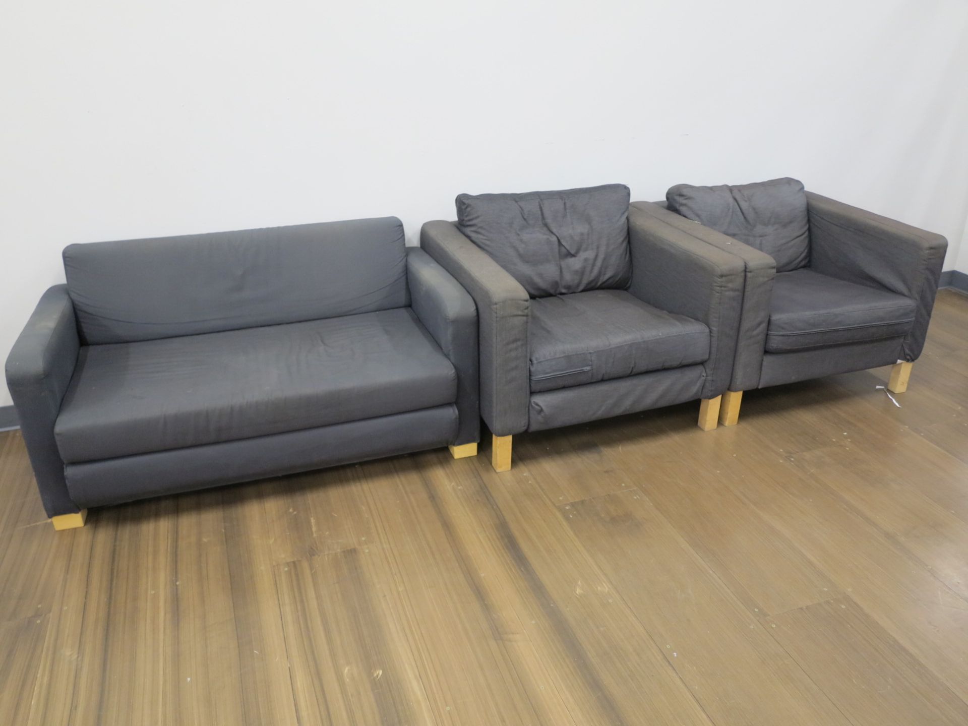 LOT - 5-PIECE LOUNGE SET: (1) COUCH AND (4) CHAIRS - Image 2 of 2