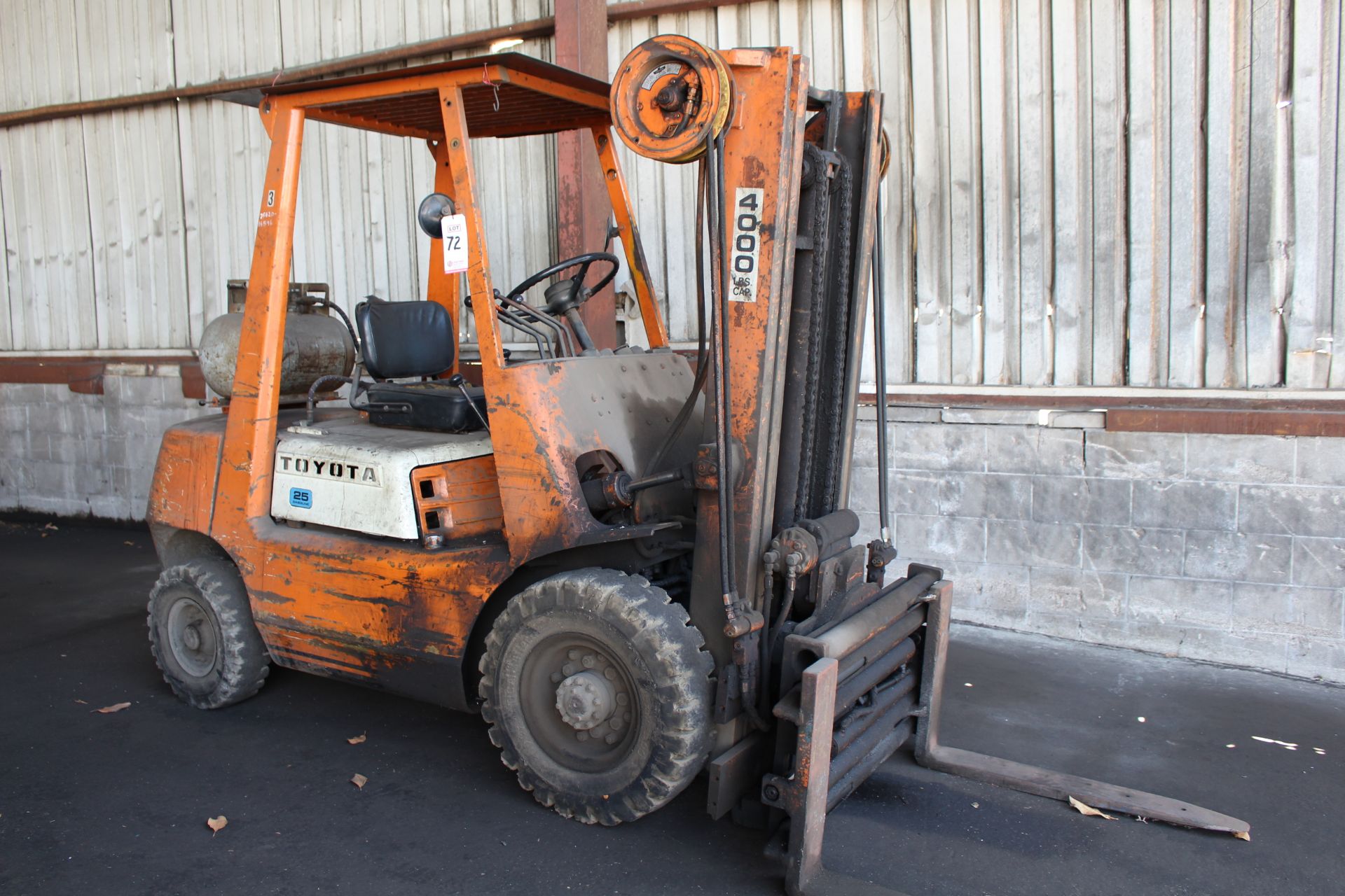 TOYOTA FORKLIFT, 4,000 LB CAP, W/ FORK ROTATOR