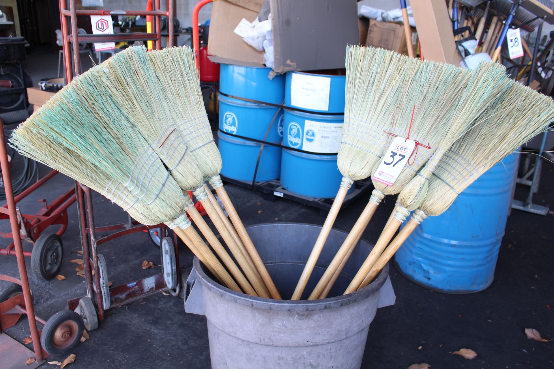 LOT - NEW BROOMS