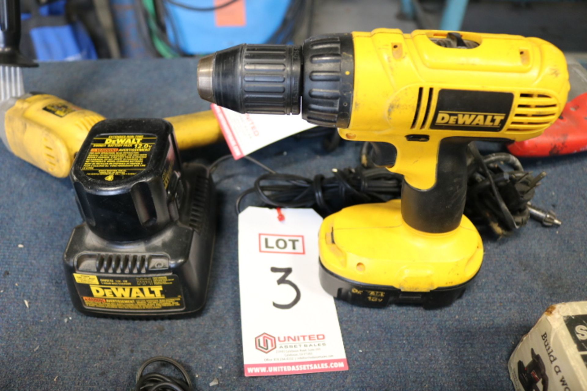 LOT - DE-WALT CORDLESS DRILL/DRIVER, W/ (2) BATTERIES AND CHARGER