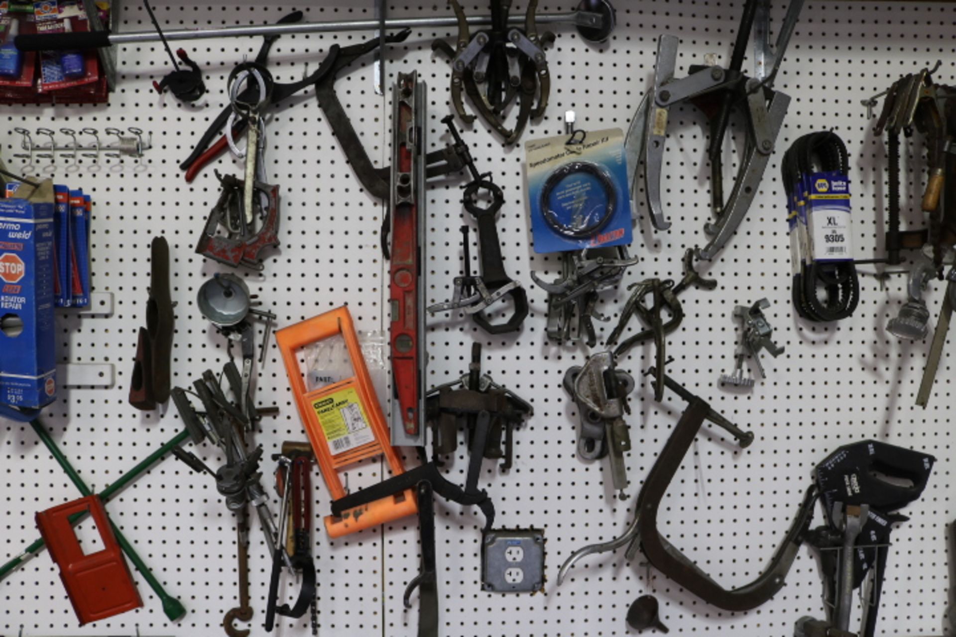 LOT - ASSORTED HAND TOOLS, WRENCHES, ETC. - Image 4 of 7
