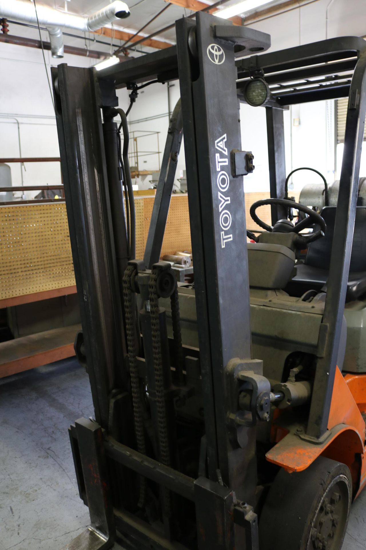 TOYOTA FORKLIFT, MODEL 7FGCU20, 4,000 LB CAPACITY, LPG, S/N 93358 - Image 4 of 8