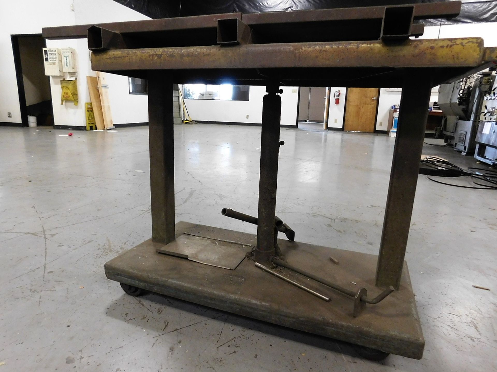 HYDRAULIC TABLE LIFT CART, MANUAL, TOP IS 3' X 18" - Image 2 of 2