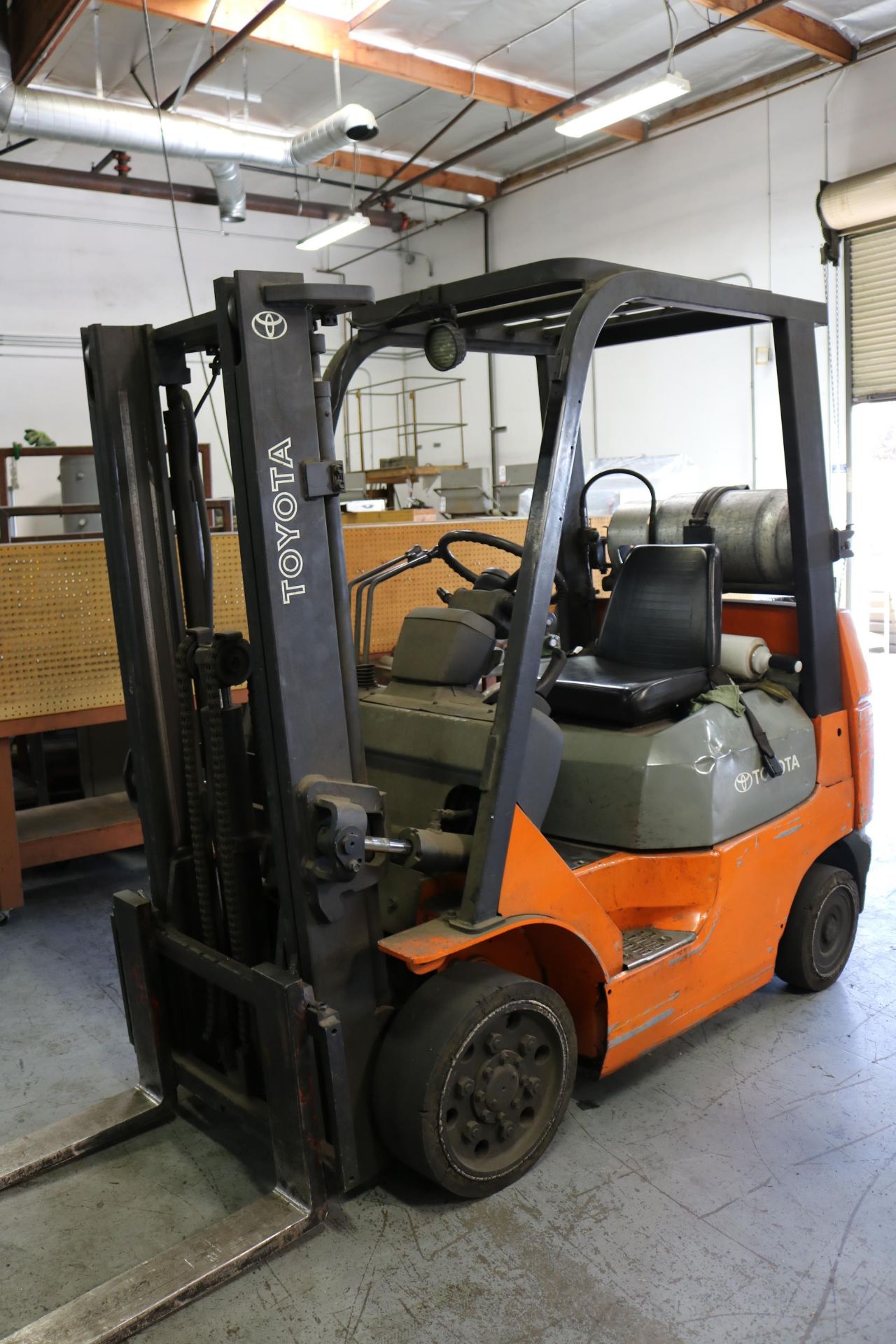 TOYOTA FORKLIFT, MODEL 7FGCU20, 4,000 LB CAPACITY, LPG, S/N 93358 - Image 2 of 8