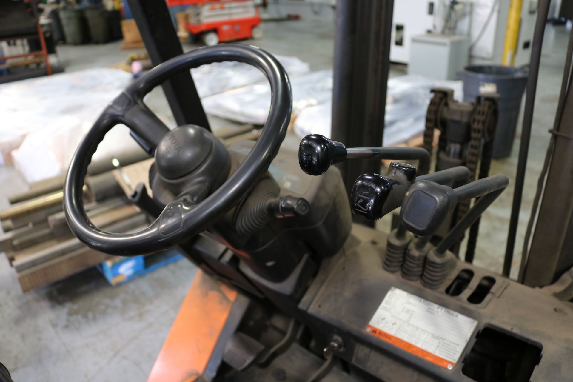 TOYOTA FORKLIFT, MODEL 7FGCU20, 4,000 LB CAPACITY, LPG, S/N 93358 - Image 7 of 8