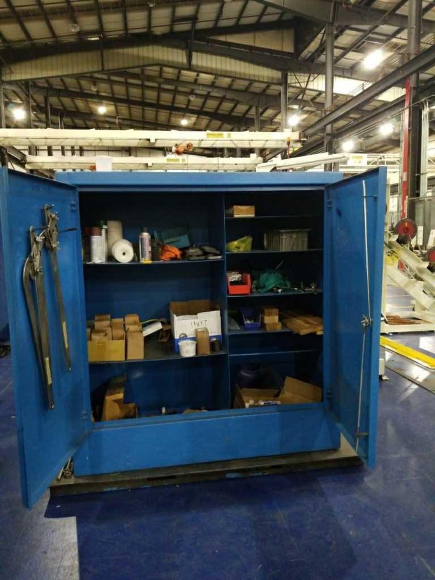 2 door 60" W X 30" D X 63" H steel cabinet w/winding parts, blue - Bild 4 aus 6