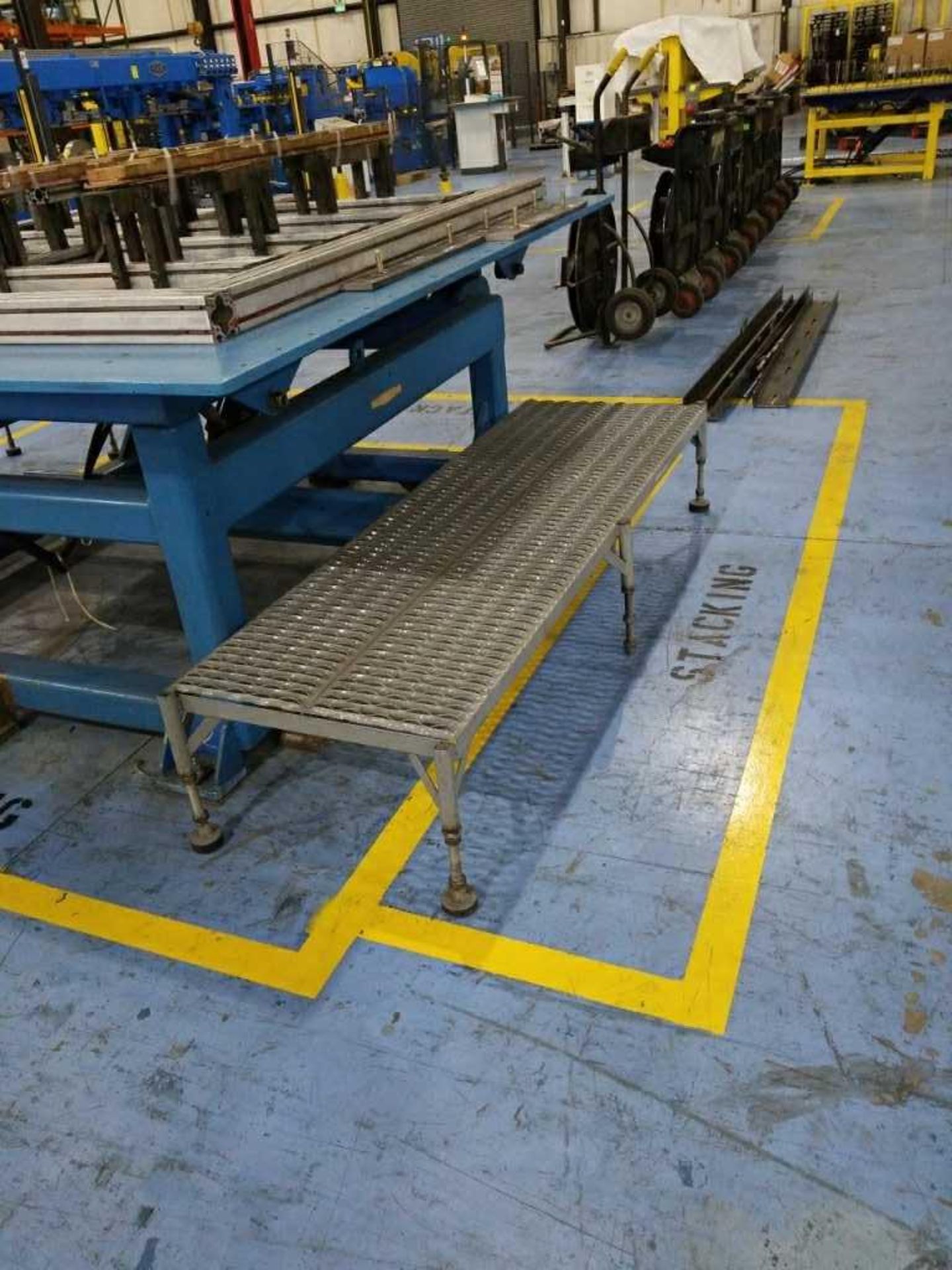 Hydraulic Stacking Lift Table 12,000# Cap 68" X 70" o/s max core dim w/grey walking platforms. - Bild 5 aus 6
