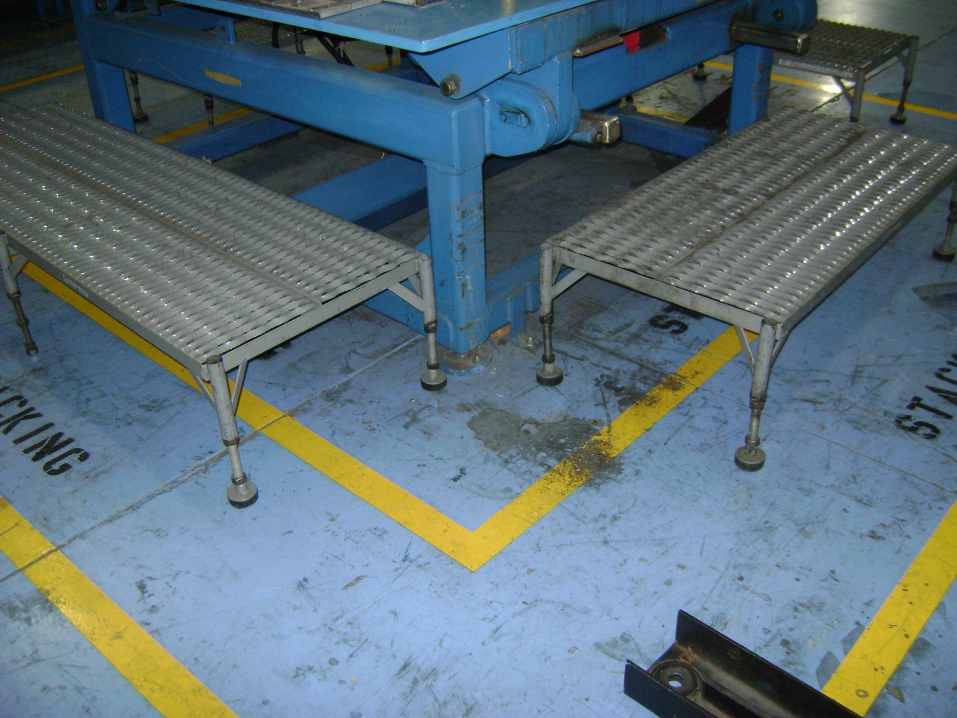 Hydraulic Stacking Lift Table 12,000# Cap 68" X 70" o/s max core dim w/grey walking platforms. - Bild 2 aus 6