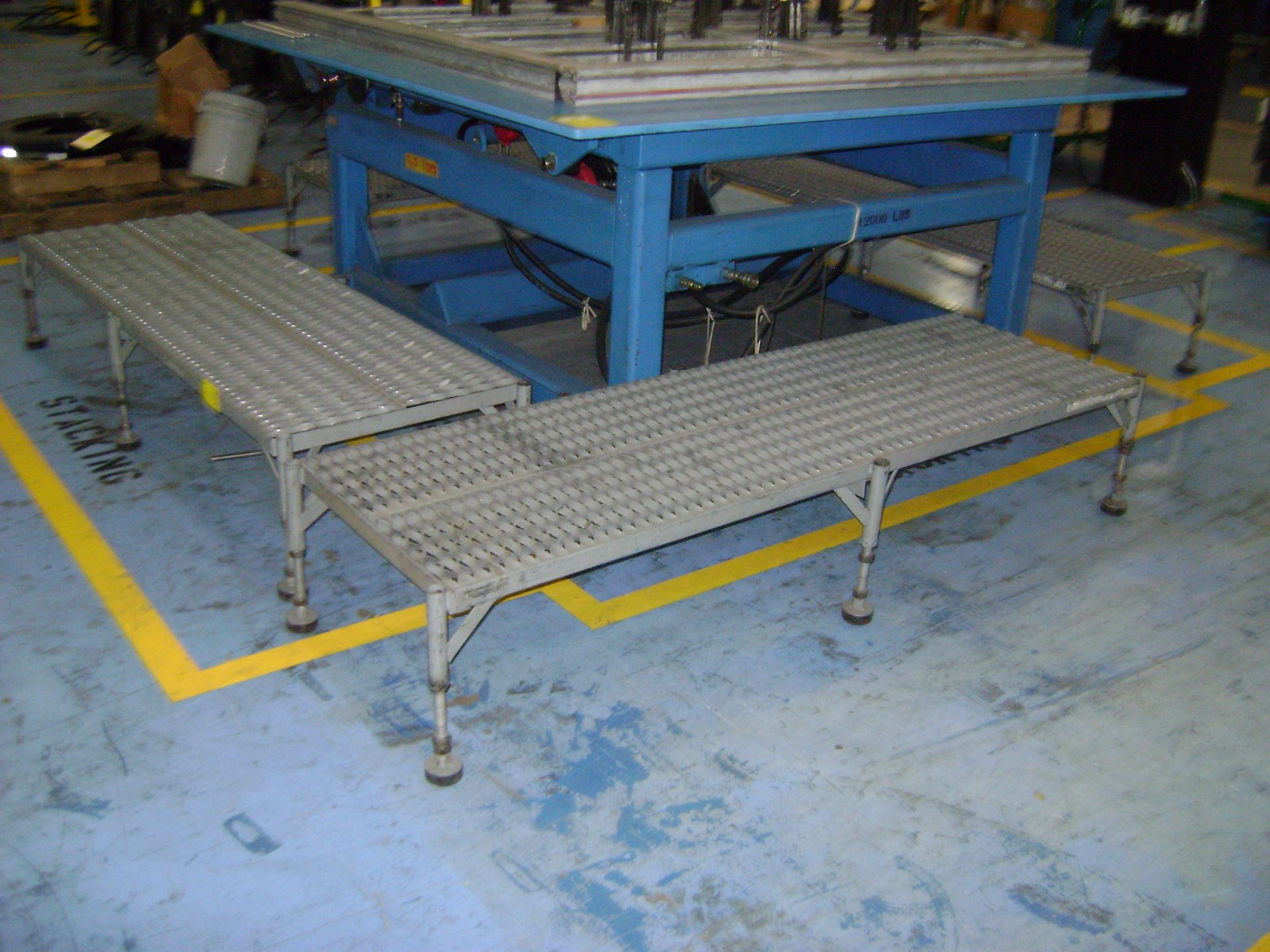 Hydraulic Stacking Lift Table 12,000# Cap 68" X 70" o/s max core dim w/grey walking platforms. - Bild 3 aus 6
