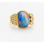 OPAL-DIAMANT-RING. Deutschland, 1990. 750/- Gelbgold, gestempelt, Gesamtgewicht: 10,0g. EU-RM: 55,5.