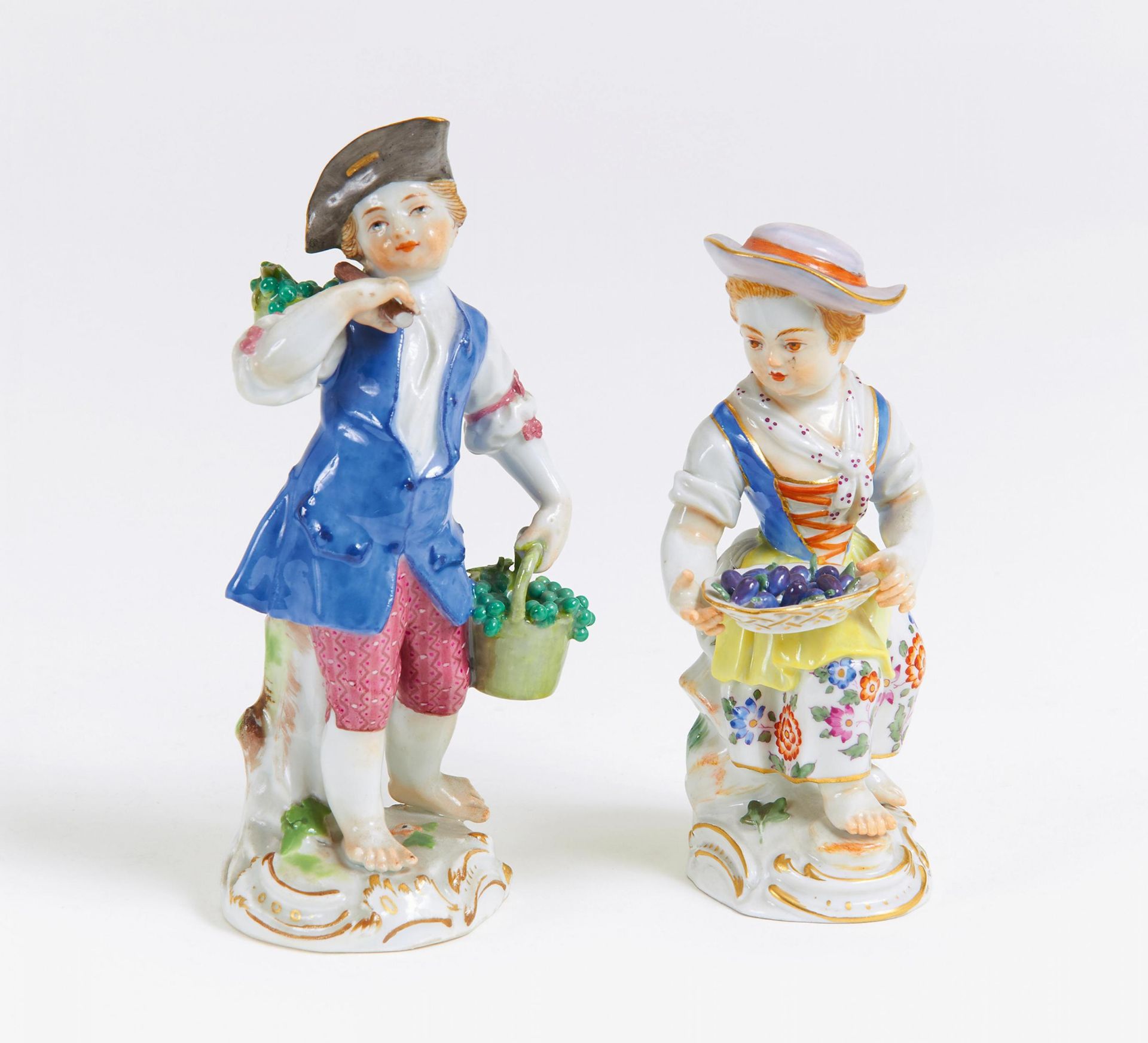 2 KLEINE WINZERKINDER. Meissen. Porzellan, farbig und gold staffiert. H. 12 bzw. 14cm.