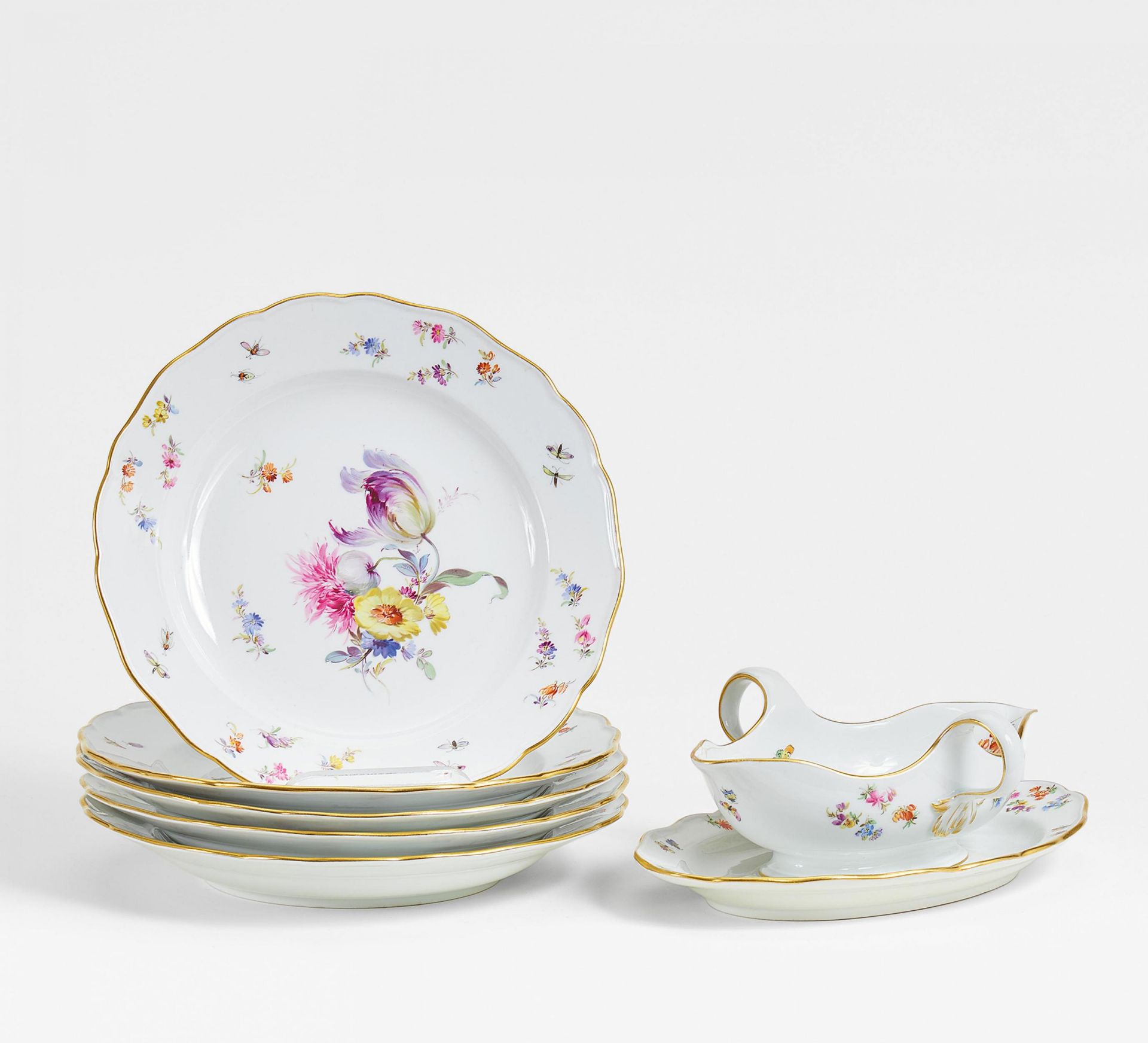 5 TELLER UND SAUCIÈRE MIT BLUMENDEKOR. Meissen. Porzellan, farbig und gold staffiert. H. Saucière