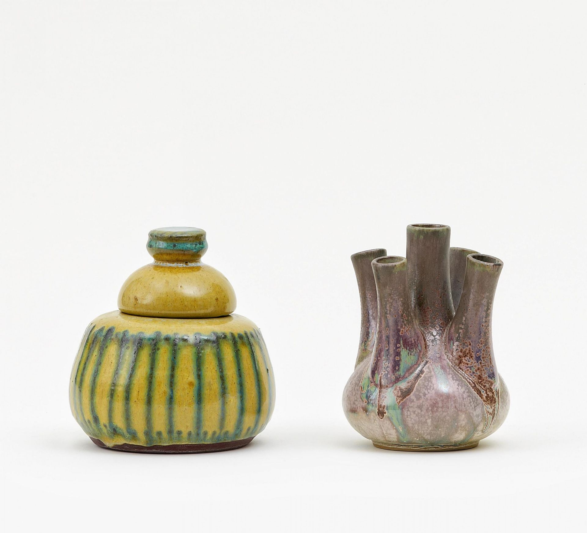 DOSE UND VASE. U.a. rötlicher Scherben, farbig glasiert. H.14,5cm. Ohne MarkeZustand A/B und