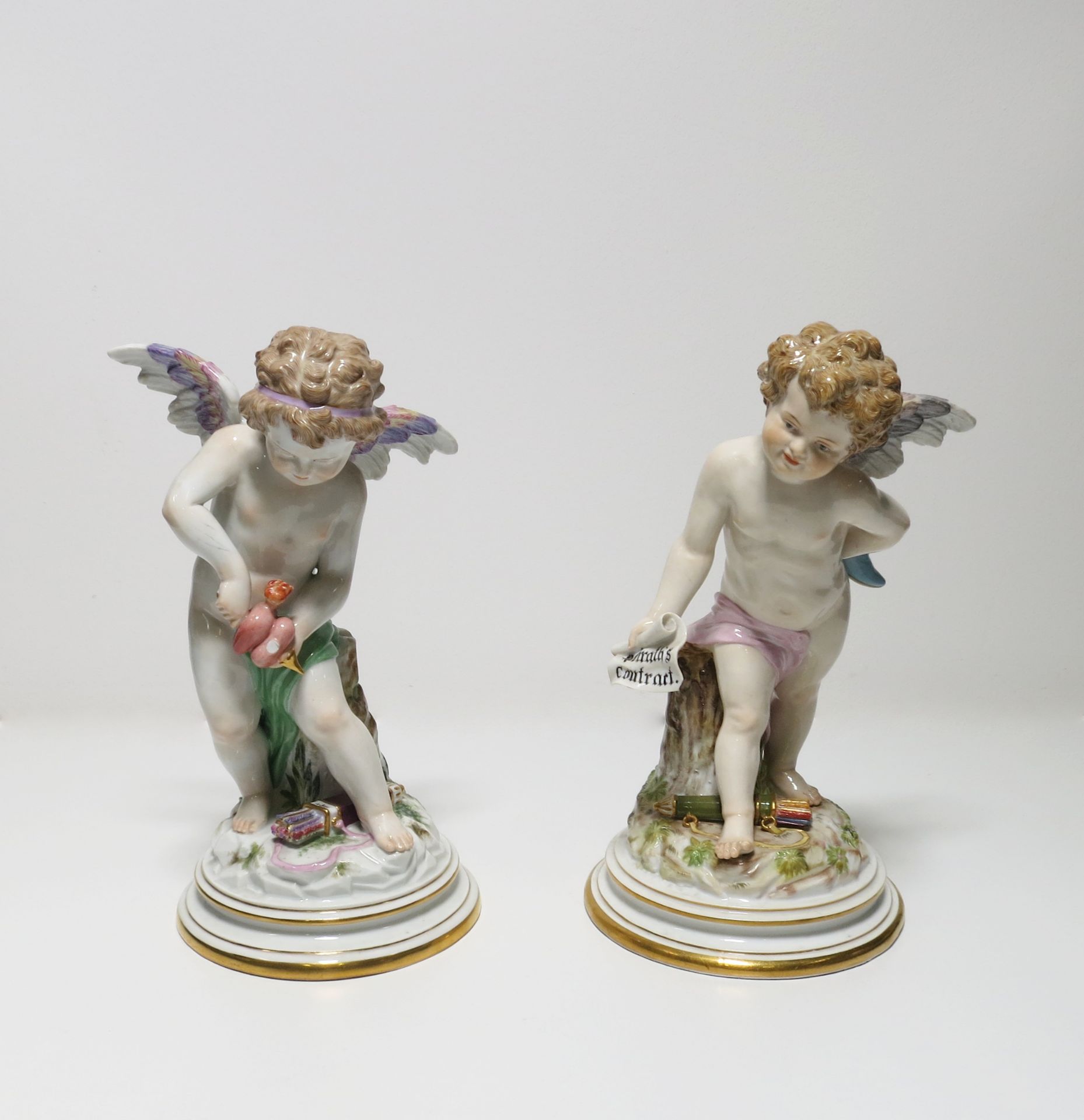 GROßER AMOR MIT HERZEN UND GROßER AMOR MIT 'HEIRAT'S CONTRACT'. Meissen. Porzellan, farbig und