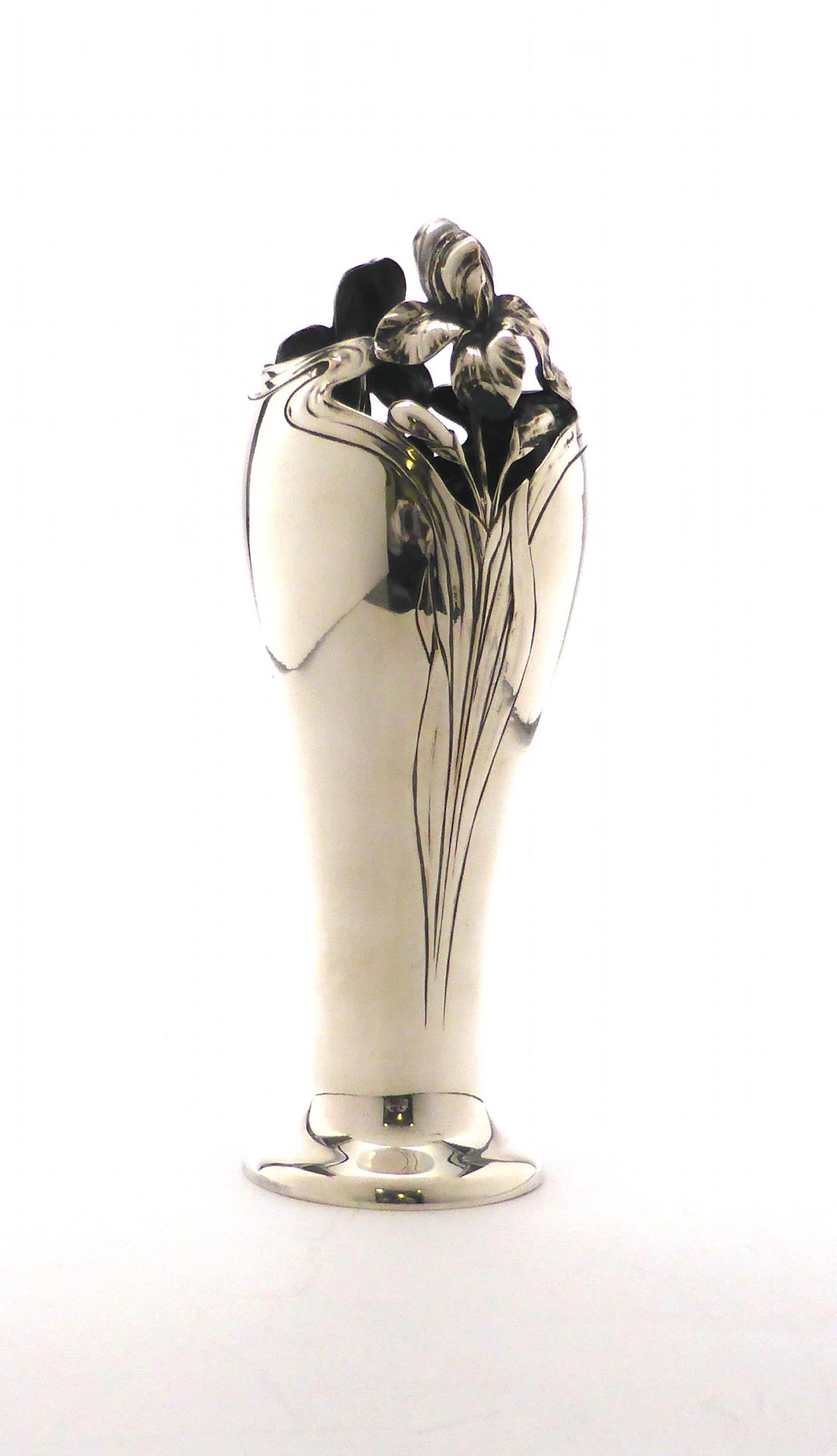 JUGENDSTIL VASE MIT IRIS. Schwäbisch Gmünd. Wilhelm Binder. Silber. Ca. 220g. H. 22,5cm. - Image 2 of 2