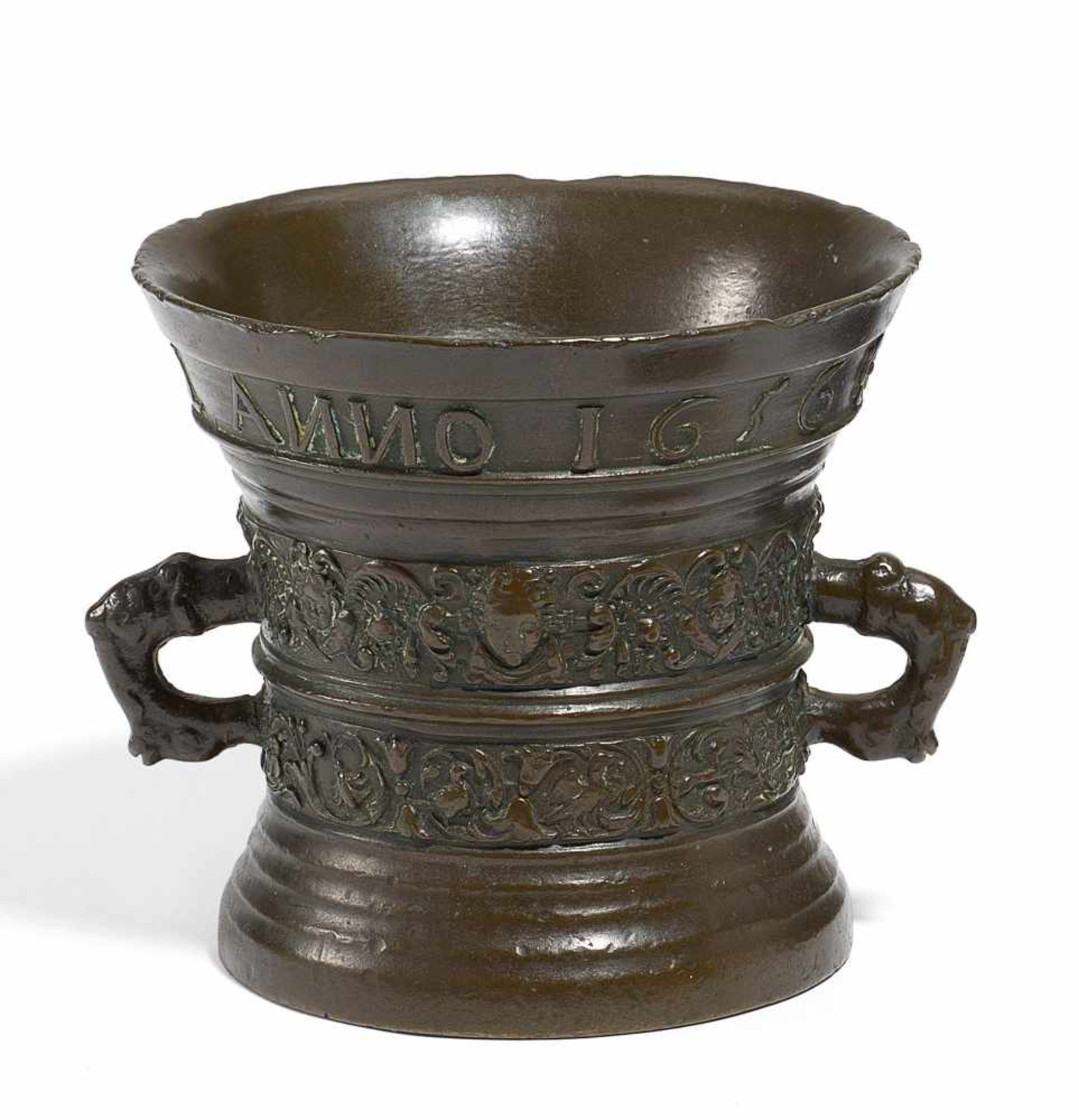 MÖRSER. Niederlande. Datiert 1656. Bronze patiniert. Runde Form mit Delphinhenkeln. Umlaufend