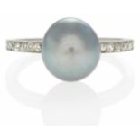 NATURPERL-RING. England, um 1900. 900/- Platin, Gesamtgewicht: 5,0g. EU-RM: 57,5. 12 Diamanten im