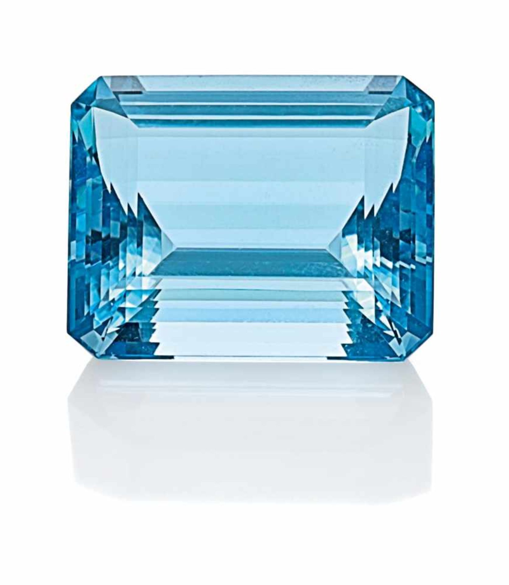 AQUAMARIN. 1 facettierter Aquamarin im Achteck ca. 66,2ct, D.ca. 27,5x23,1x14,6mm. Es handelt sich