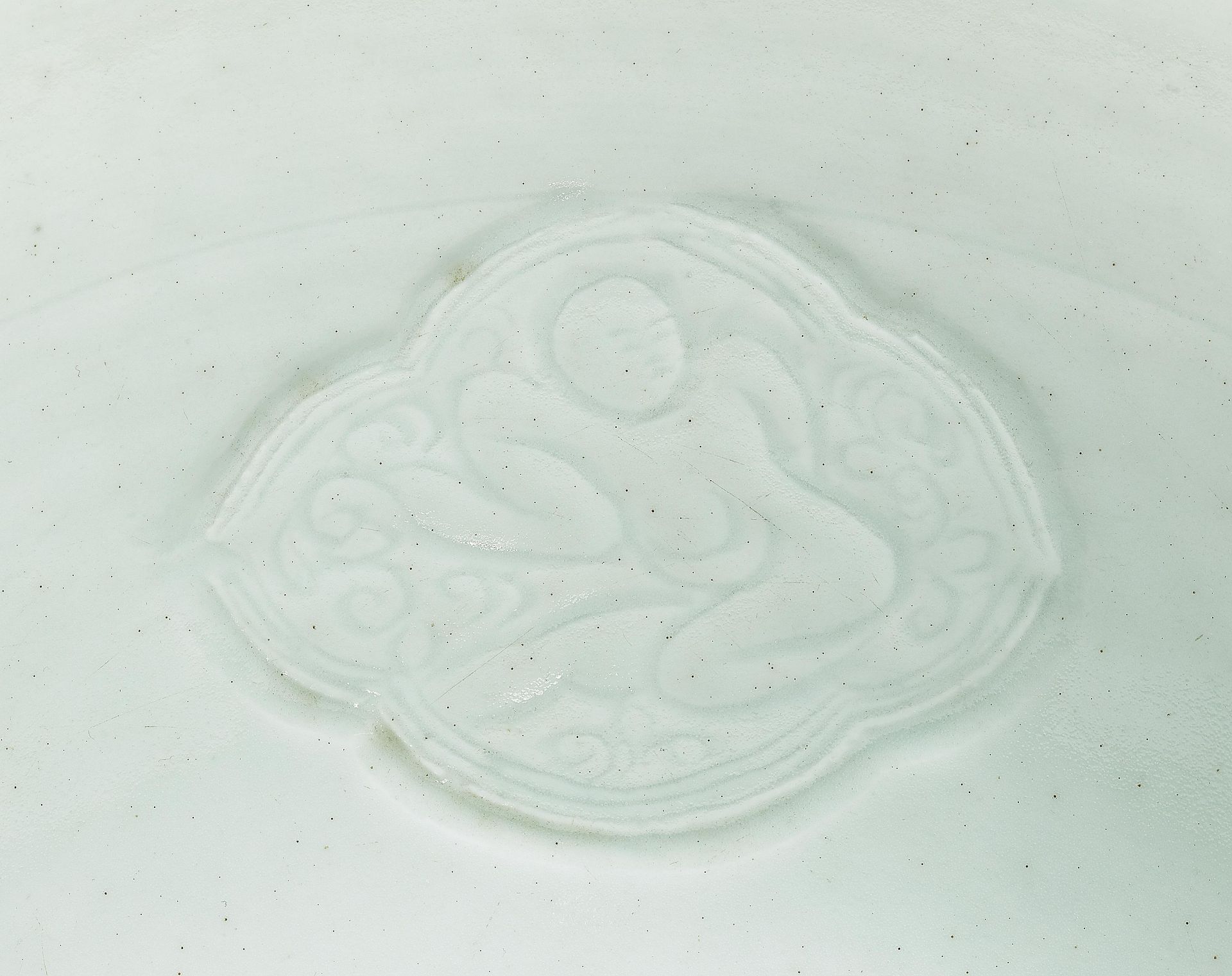 SCHALE MIT MEDAILLONS MIT KNABEN. China. 13./14. Jh. Dünn getöpfertes Porzellan mit qingbai-Glasur - Bild 2 aus 2