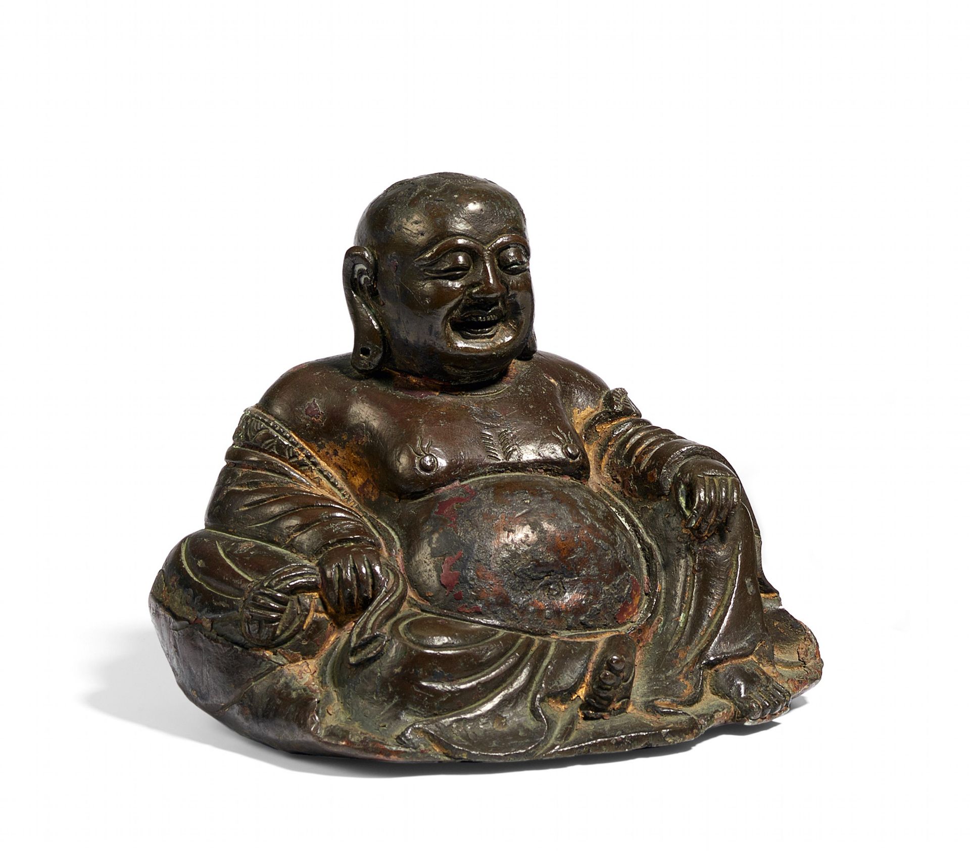 SITZENDER BUDAI. China. Ming-/Qing-Dynastie. Bronze mit dunkler Patina und Resten der