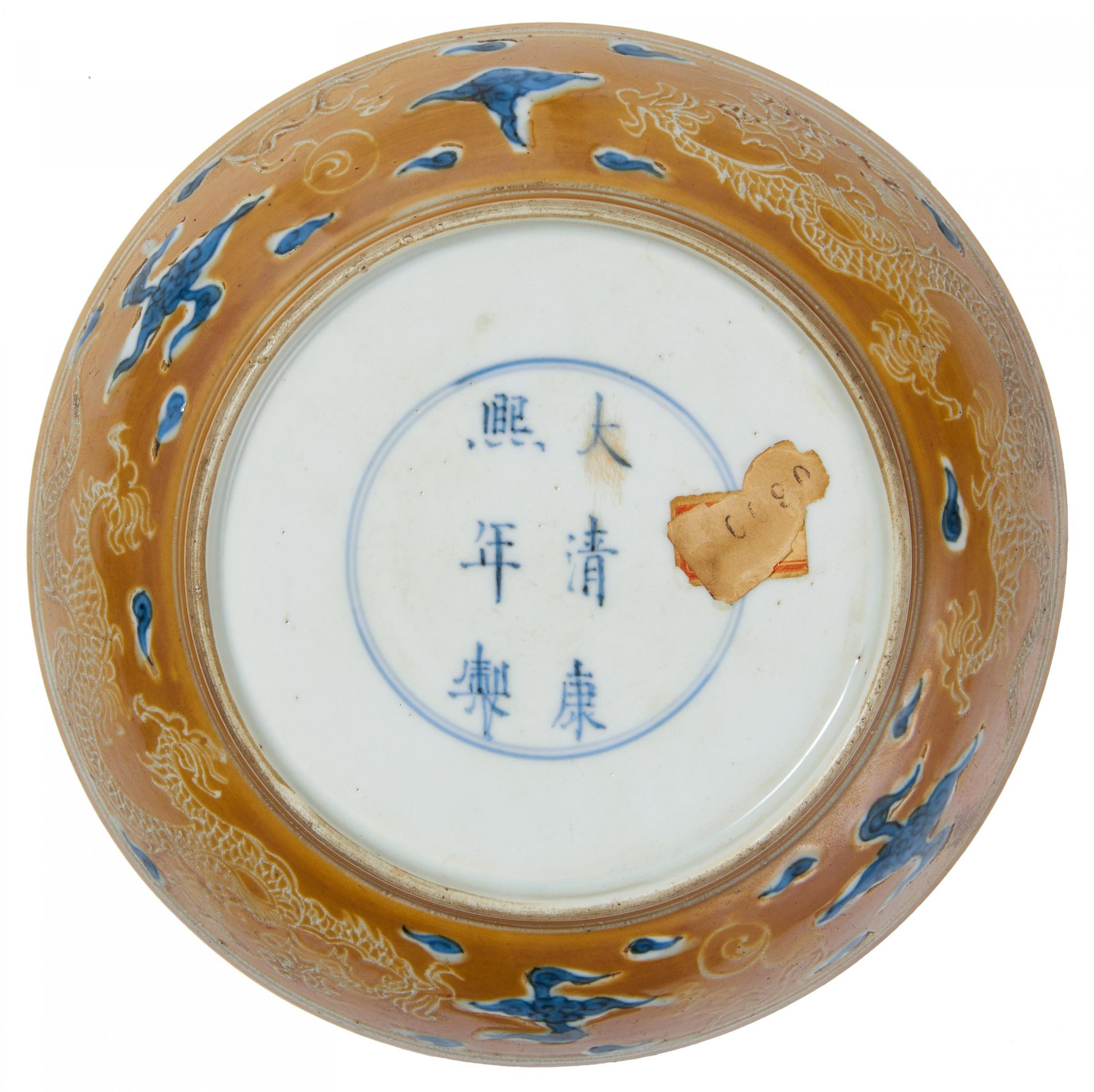 AUSSERGEWÖHNLICHER DRACHENTELLER MIT KARAMELLBRAUNER GLASUR. China. Qing-Dynastie. Kangxi-Periode ( - Bild 2 aus 2