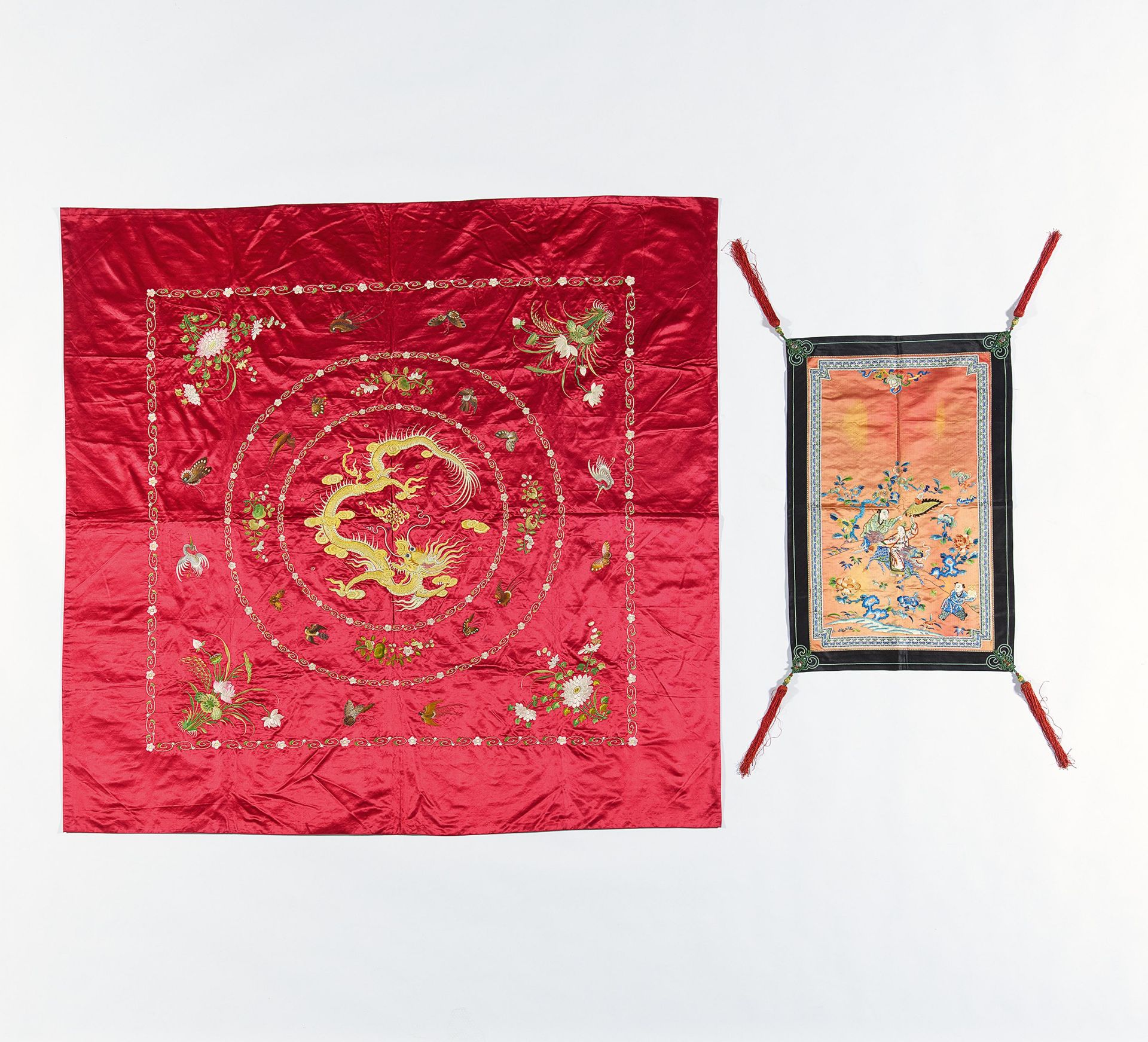 TISCHTUCH MIT DRACHEN UND STUHLLEHENBEHANG MIT QILIN. China. Anfang 20. Jh. Seide, bestickt.