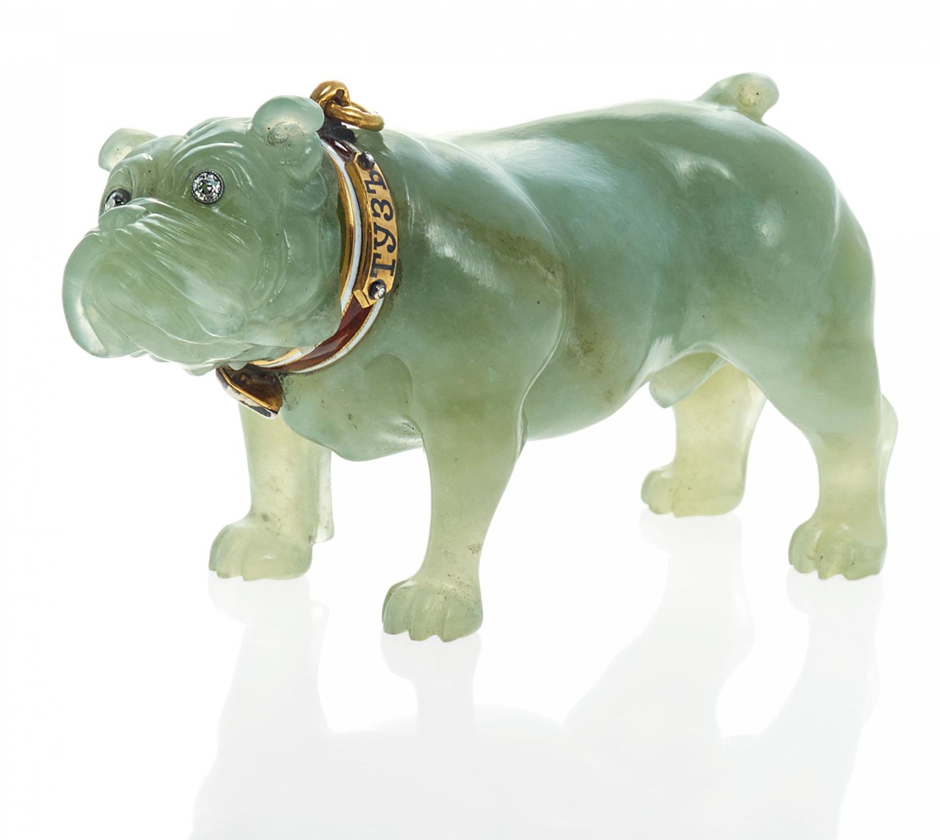 JADEIT-BULLDOGGE. Russland, um 1900. 72/- Zolotnik = ca. 750/- Gelbgold, Silber, farbiges Email,