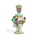 POTPOURRIVASE MIT PUTTEN. Meissen. 19.Jh. Modell J.J. Kaendler und E.A. Leuteritz. Porzellan, farbig