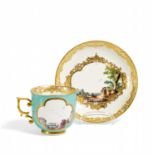 TASSE UND UNTERTASSE MIT GENRESZENEN. Meissen. 18.Jh. Porzellan, farbig, türkis und gold