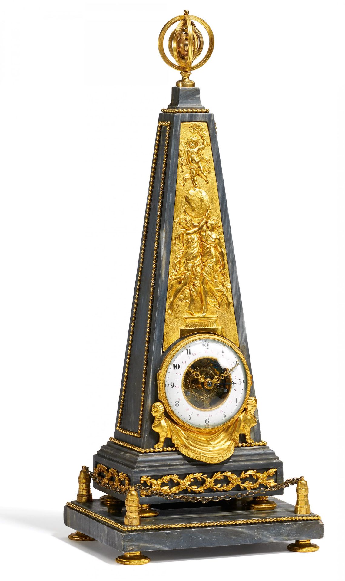 OBELISKEN-PENDULE DIRECTOIRE. Paris. Um 1800. Grauer Marmor. Vergoldete Bronze. Emailzifferkranz.