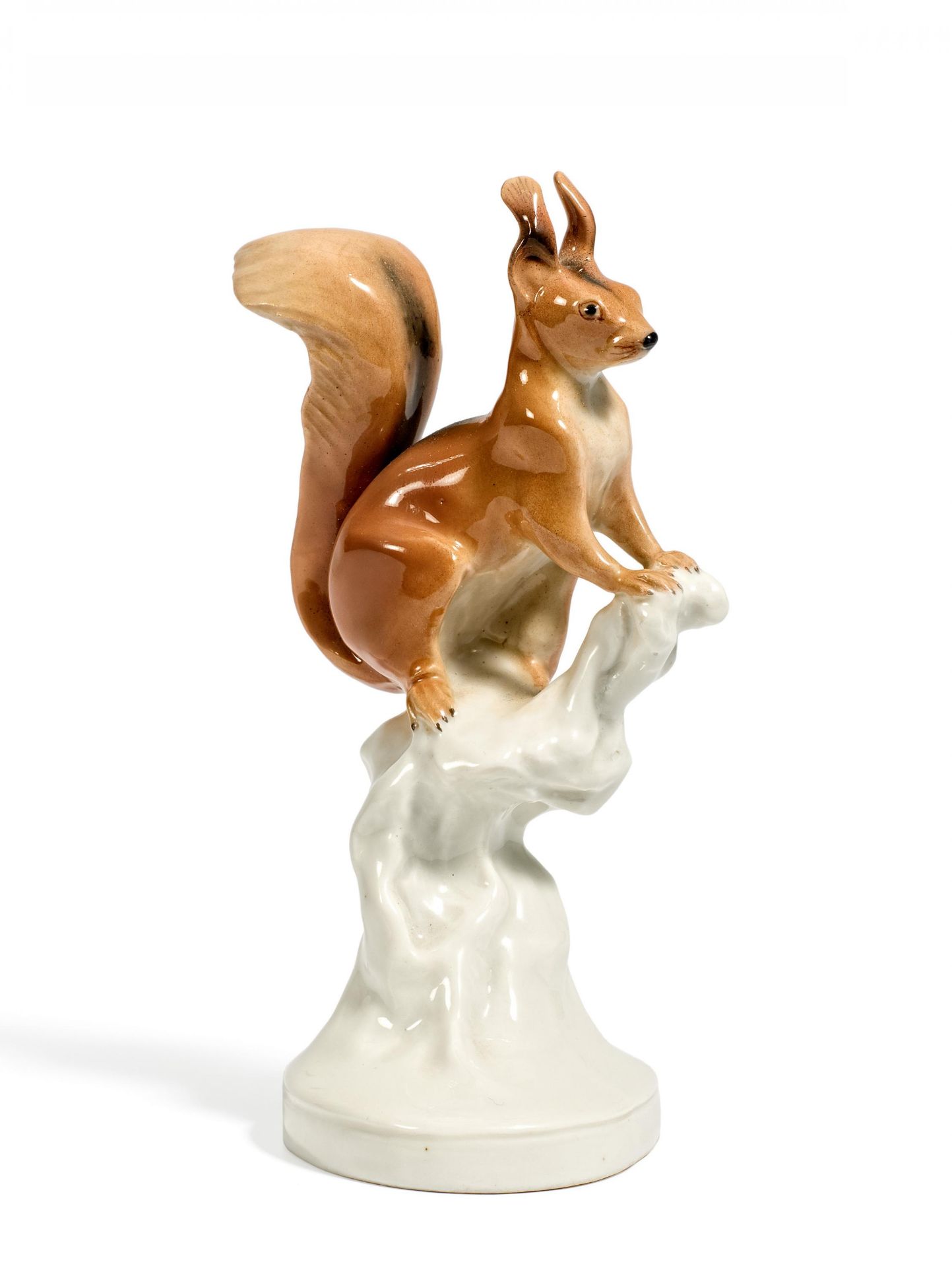 EICHHÖRNCHEN. Meissen. Vor 1924. Modell P. Walther. Porzellan, farbig staffiert. Höhe 14,5cm.