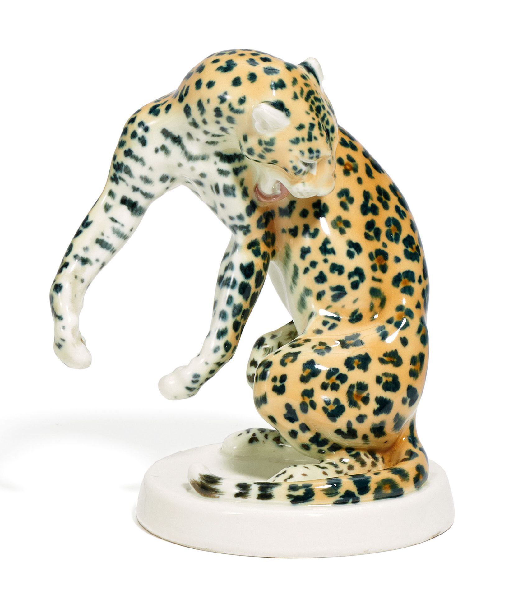 SICH LECKENDER LEOPARD. Meissen. Vor 1924. Modell E. Oehme. Porzellan, farbiges Dekor. Höhe 16cm.