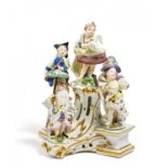 5 VERKLEIDETE AMORETTEN UND PODEST. Meissen. 18.Jh. Modelle J.J. Kaendler, 1750-1755 (1775 von M.