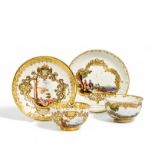 TASSE UND KOPPCHEN MIT UNTERTASSEN UND GENRESZENEN. Meissen. 18.Jh. Porzellan, farbig und gold