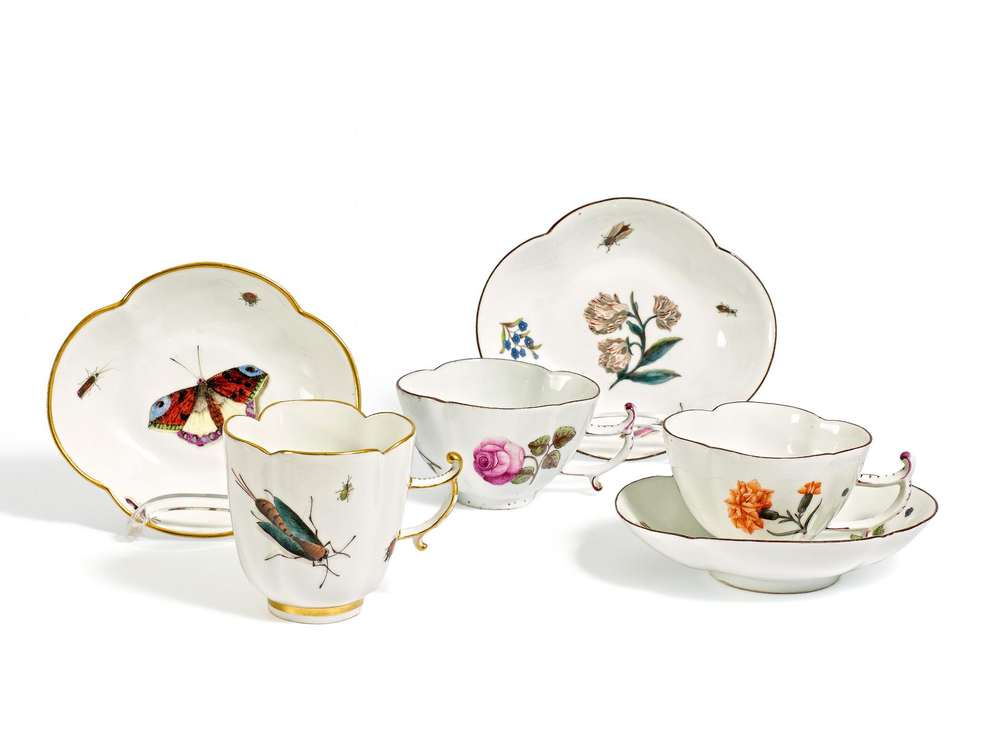 3 TASSEN MIT UNTERTASSEN BLUMEN- UND INSEKTENDEKOR. Meissen. 18.Jh. Porzellan, farbig und tlw.