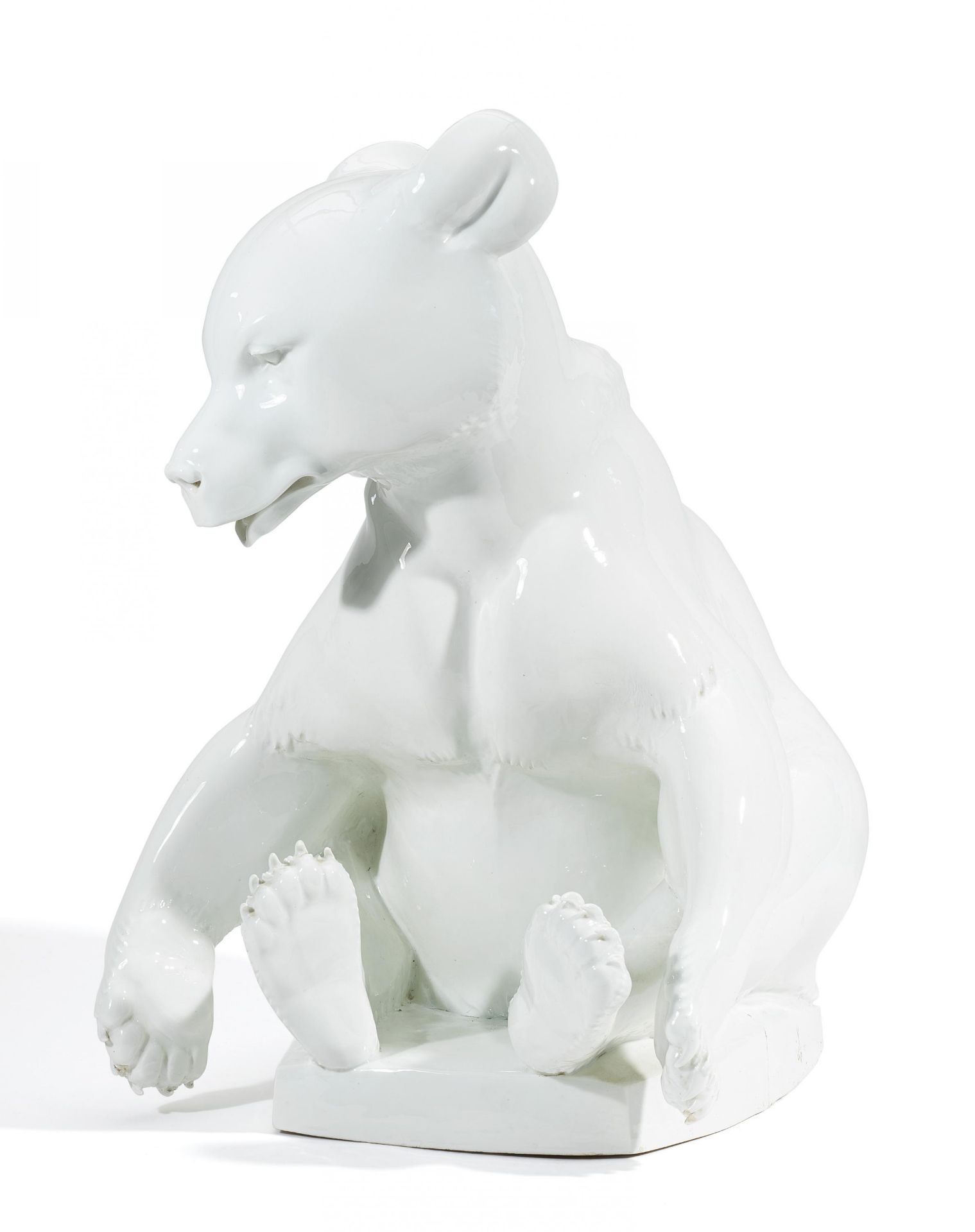 GROßER BÄR. Meissen. Vor 1934. Modell M. Esser, 1929. Porzellan, weiß. Der junge Bär auf einem