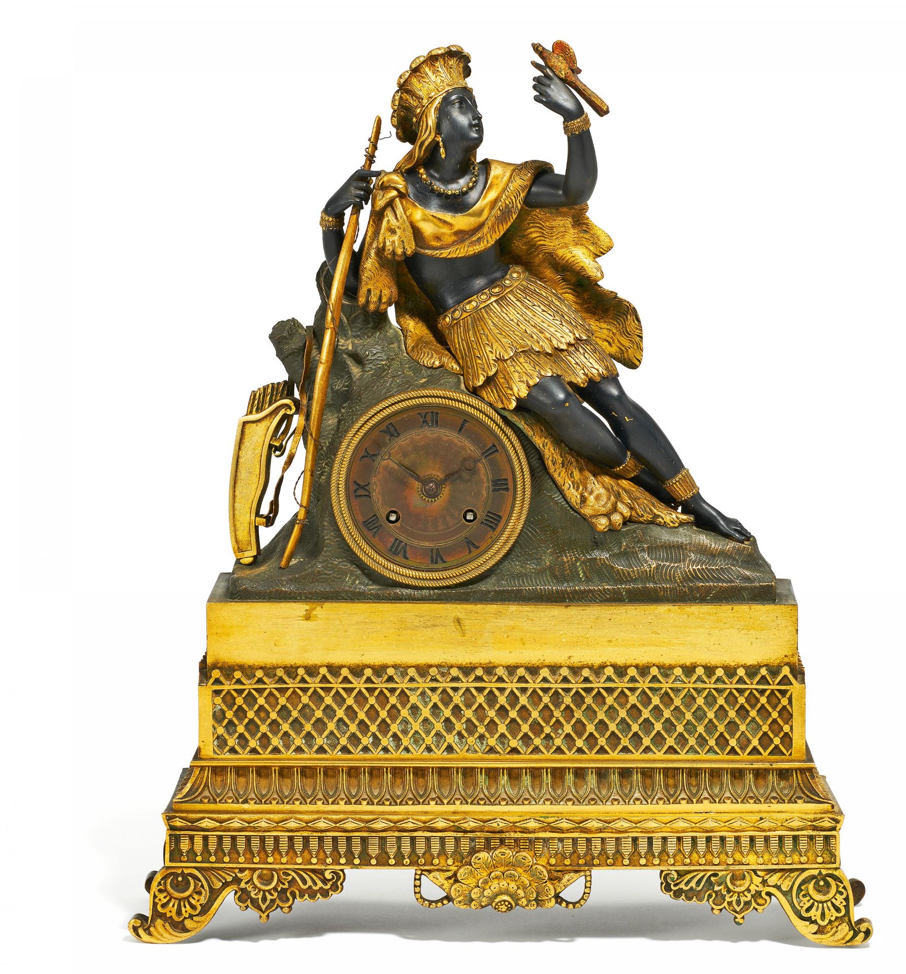 PENDULE MIT DER ALLEGORIE AMERIKAS. Paris. Um 1840. Bronze tlw. patiniert und vergoldet. Hoher,