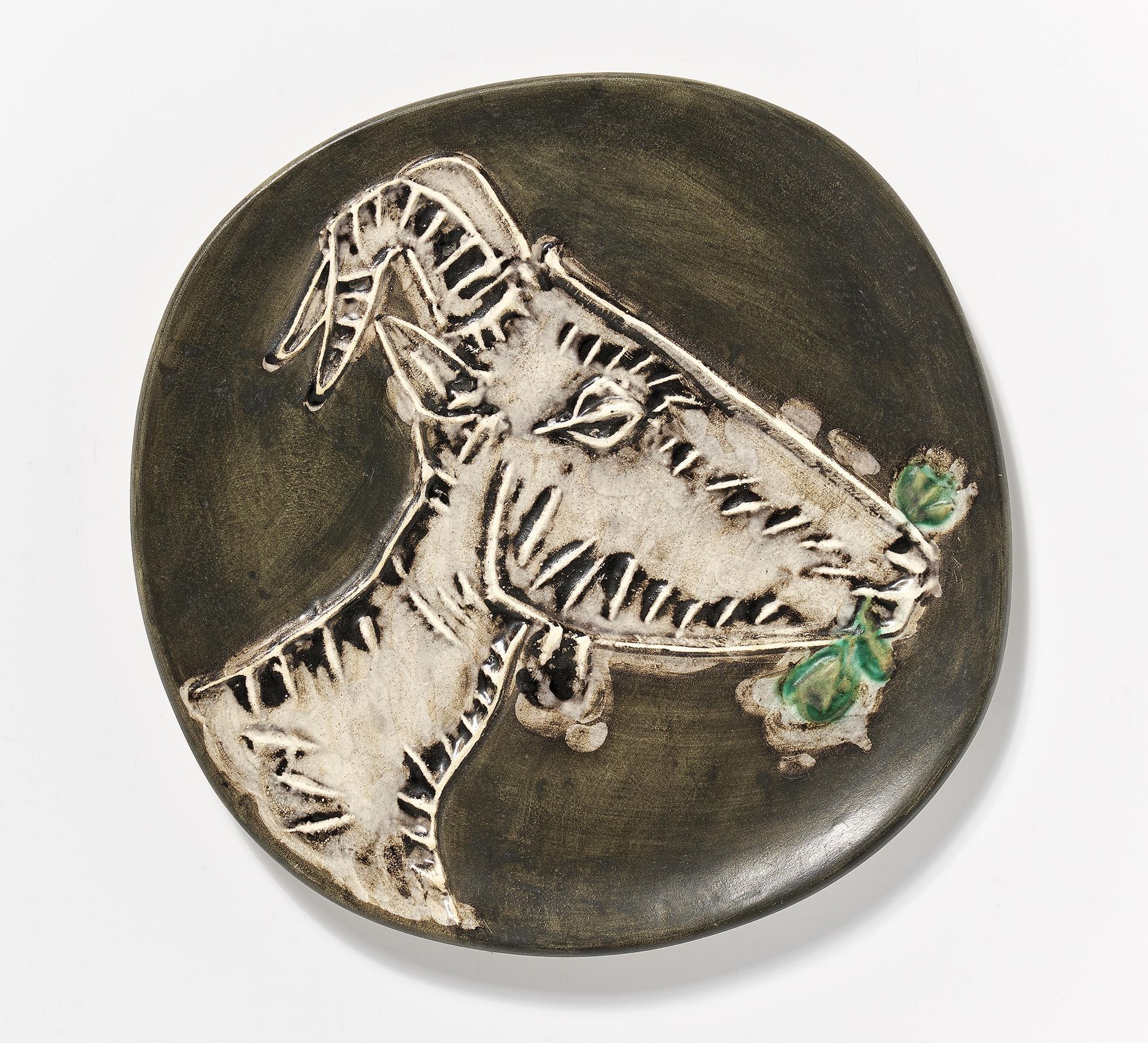 Picasso, Pablo1881 Malaga - 1973 MouginsGoat's head in profile. 1950. Weißes Steingut, schwarz und