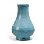 VASE IN ROBIN'S EGG BLUE. China. Porzellan. In Anlehnung an die archaistische hu-Form, birnenförmige