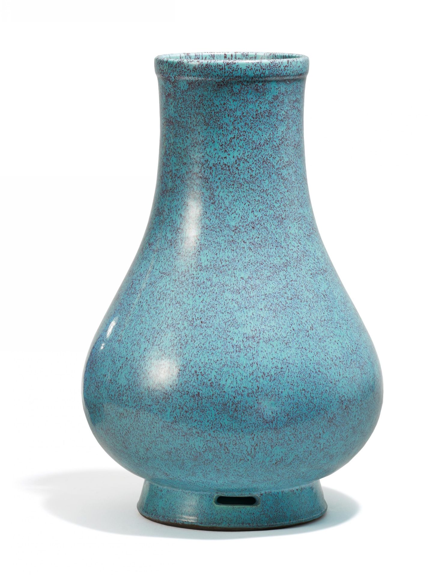 VASE IN ROBIN'S EGG BLUE. China. Porzellan. In Anlehnung an die archaistische hu-Form, birnenförmige