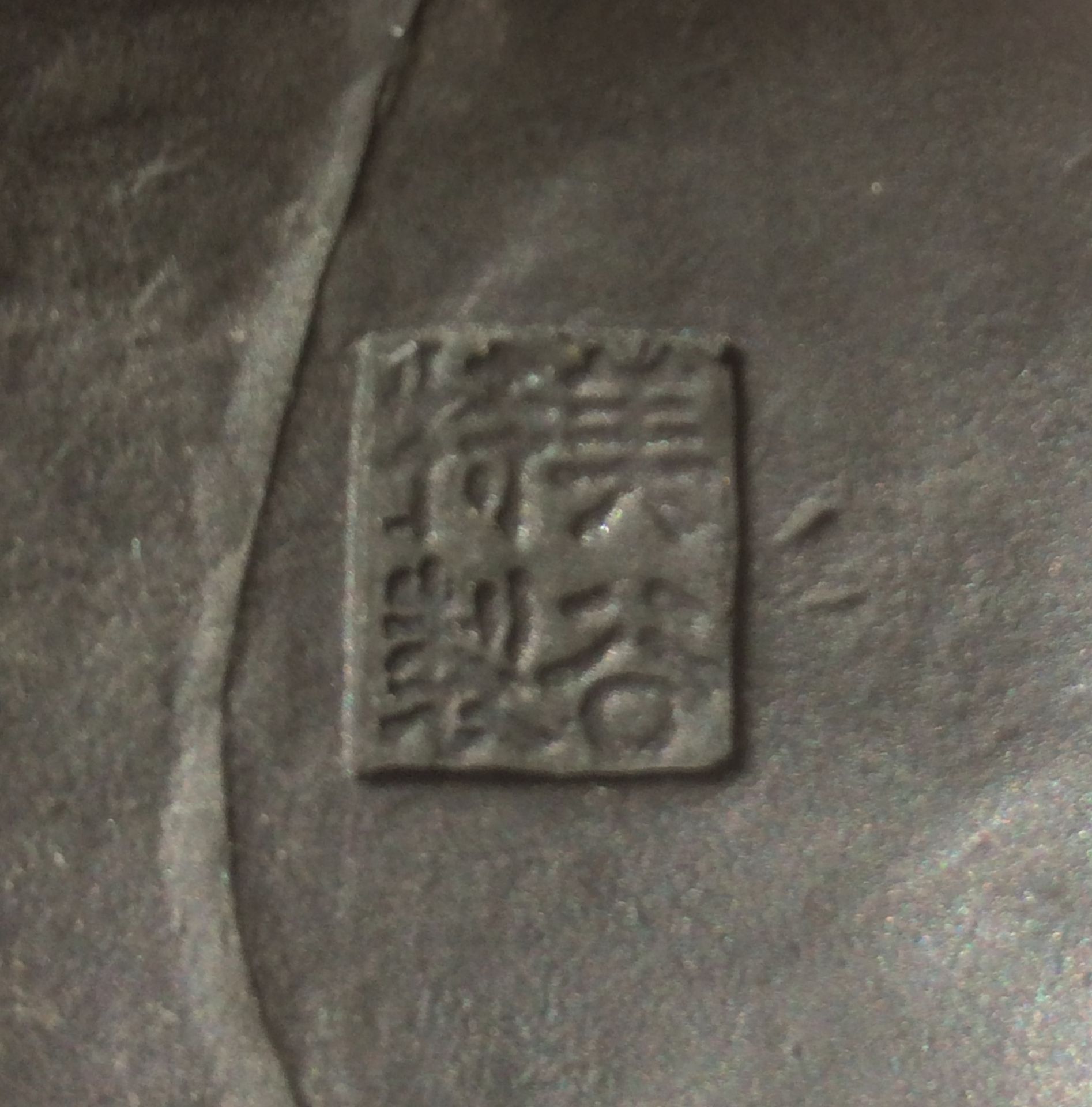 KNABE MIT FISCH UND ANGEL. Japan. Meiji-Zeit. Bronze mit dunkler Patina. Passender Sockel aus Holz - Bild 4 aus 4