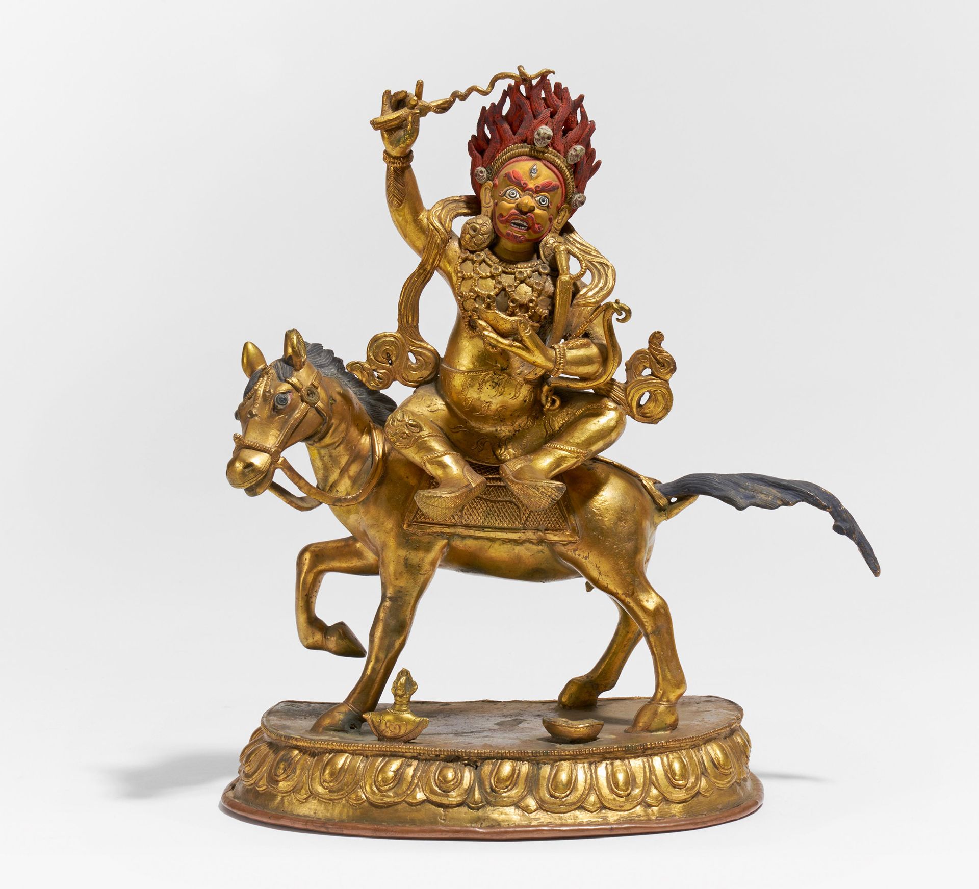 MAHAKALA AUF EINEM MAULTIER. Sino-tibetisch. Bronze mit Feuervergoldung, Kaltgold und polychromer - Bild 2 aus 2