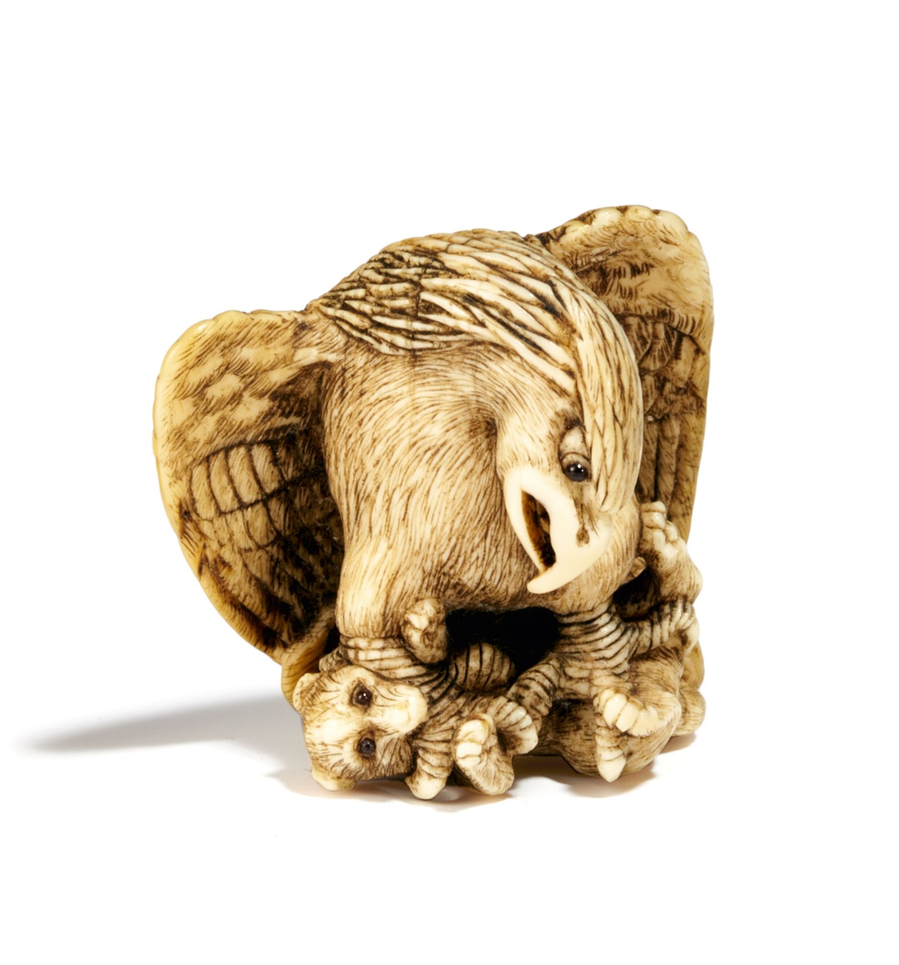 NETSUKE: ADLER EIN FUCHSJUNGES ERGRIFFEN. Japan. 19. Jh. Elfenbein, fein graviert und dunkel